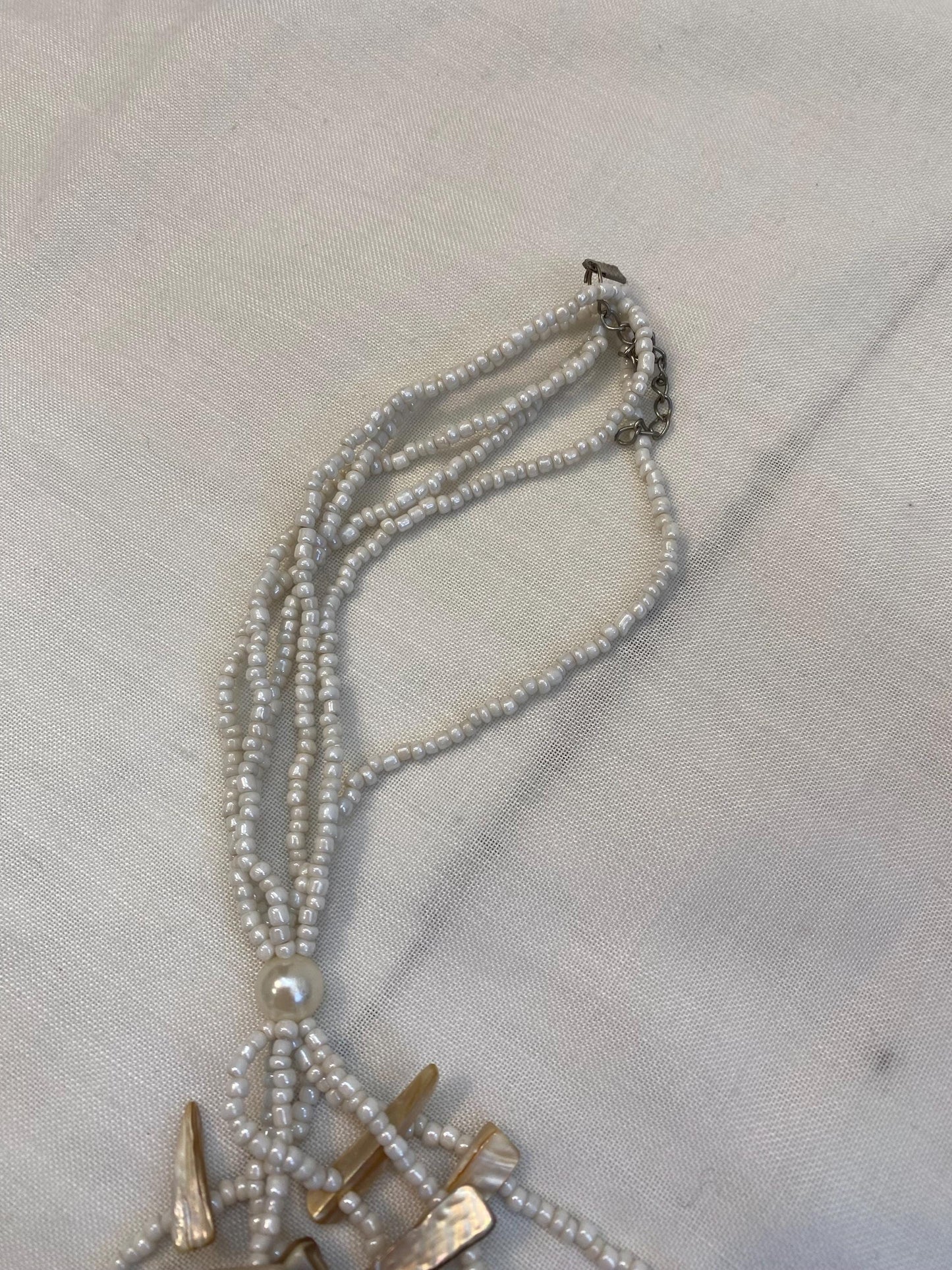 Collana etnica con punte in madreperla | Collier boho multistrato con perline bianche | Girocollo 67 cm stile tribale vintage