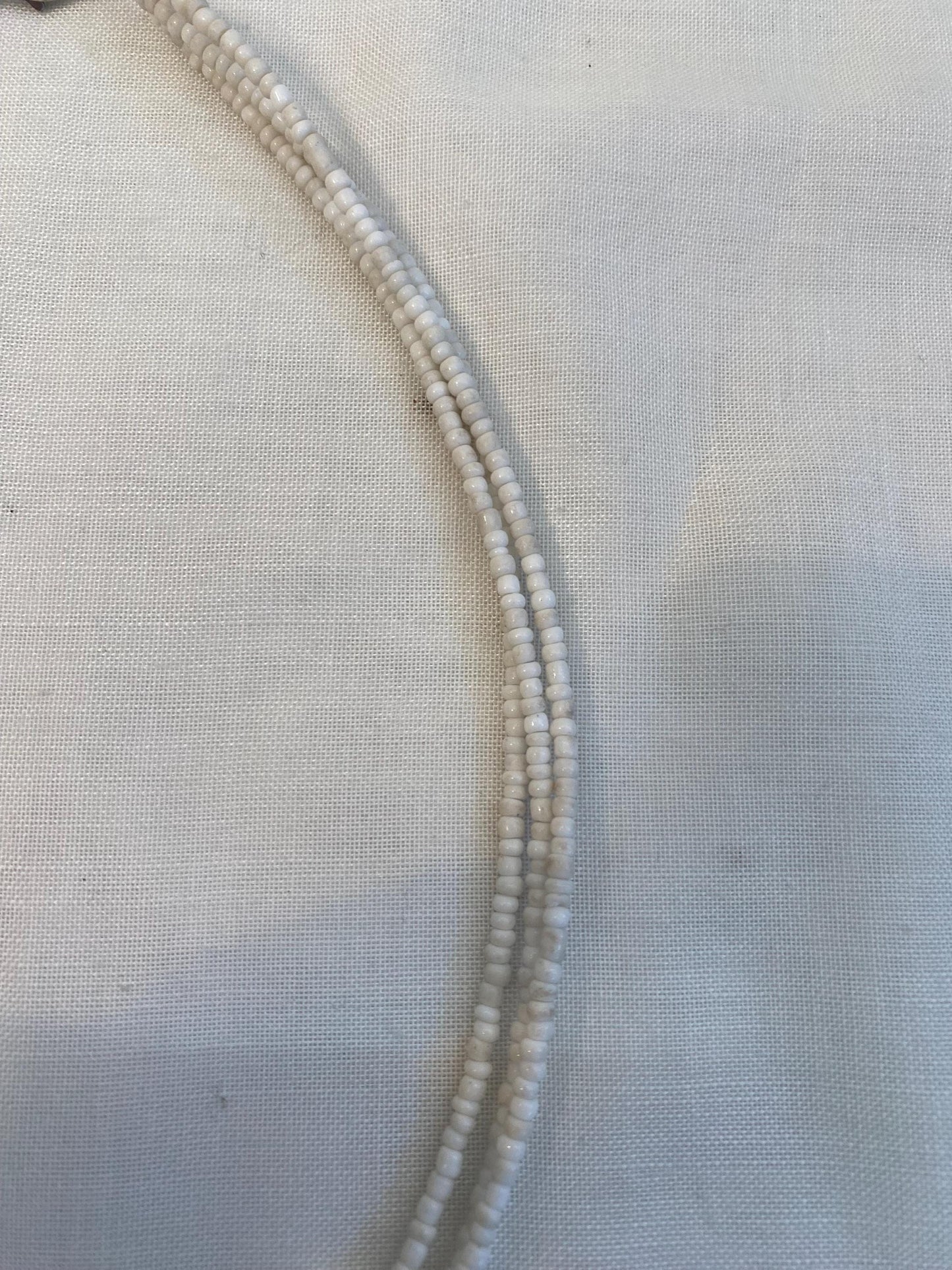 Collana con foglia in madreperla intagliata | Gioiello boho con perline bianche | Pendente 15 cm | Collana artigianale elegante