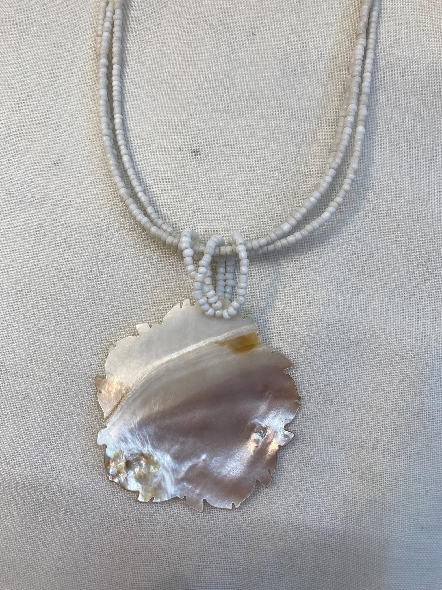 Collana con foglia in madreperla intagliata | Gioiello boho con perline bianche | Pendente 15 cm | Collana artigianale elegante