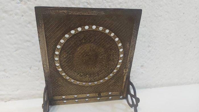Calendario perpetuo in ottone inciso