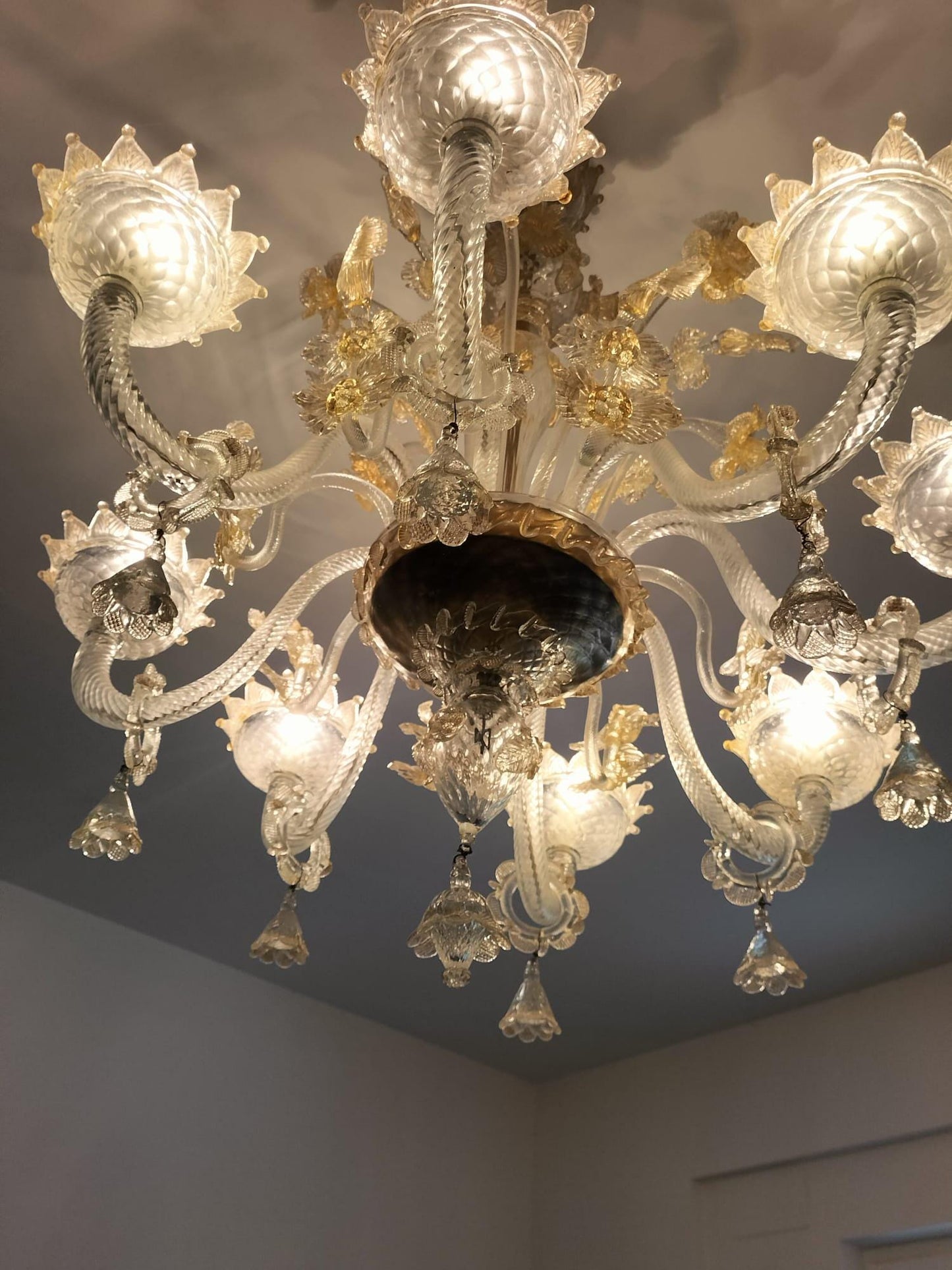 Lampadario vintage Murano anni 60 in vetro soffiato con fiori dorati  12 luci  Ø 90 x h 100 cm  barocco veneziano