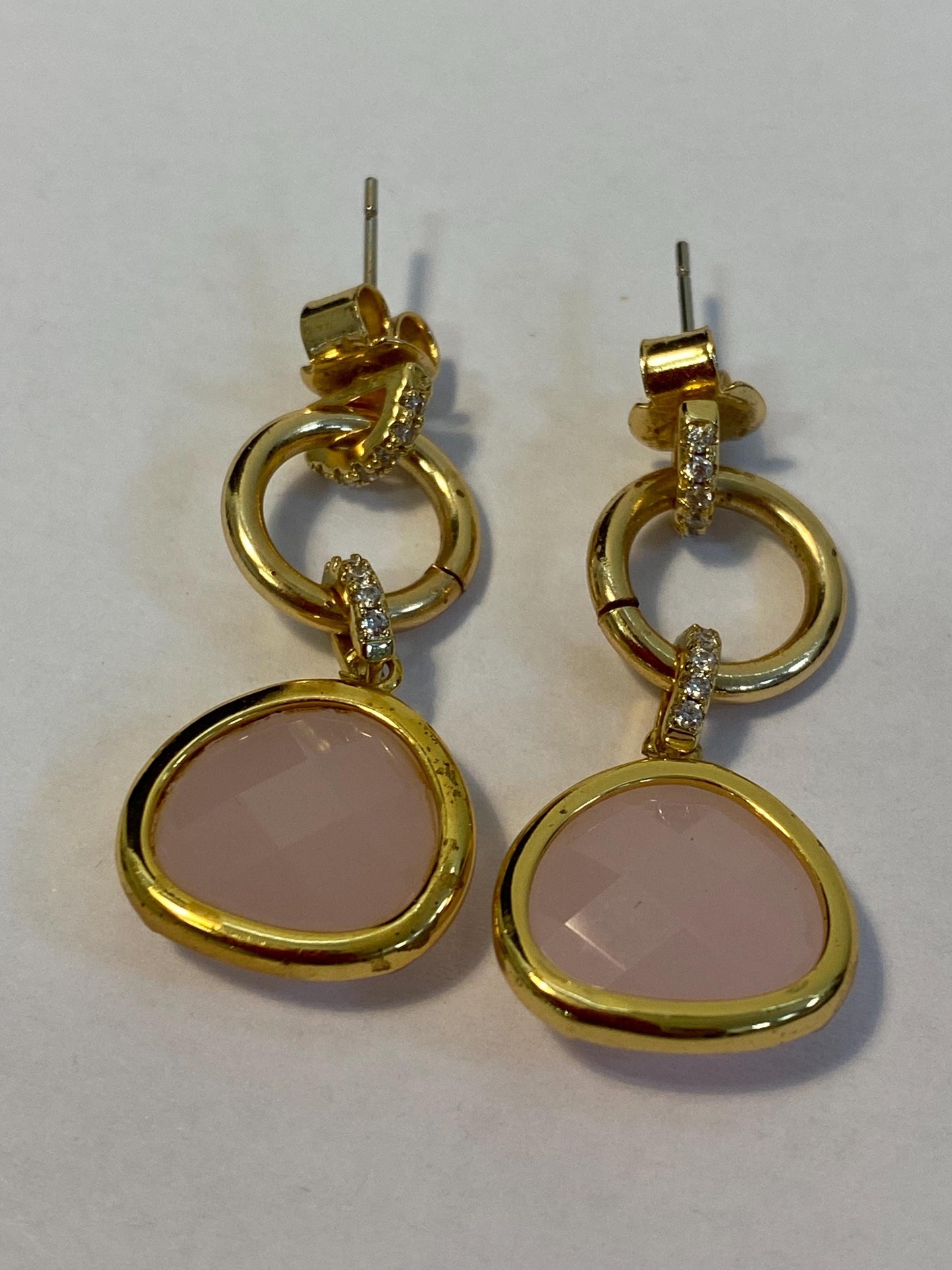 Orecchini pendenti oro con pietra rosa sintetica e zirconi | Gioielli eleganti da cerimonia o regalo romantico | 3x1,5 cm