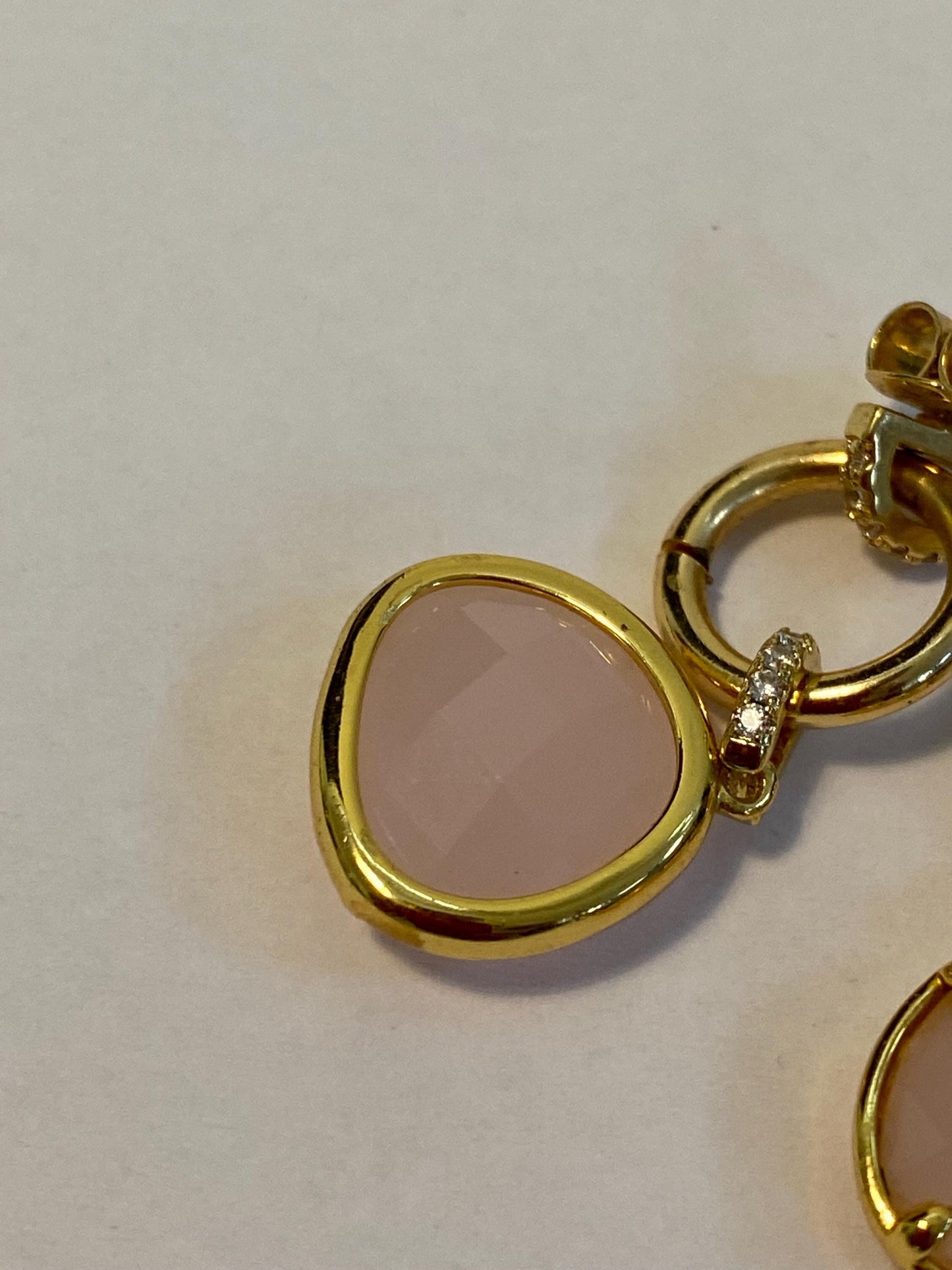 Orecchini pendenti oro con pietra rosa sintetica e zirconi | Gioielli eleganti da cerimonia o regalo romantico | 3x1,5 cm