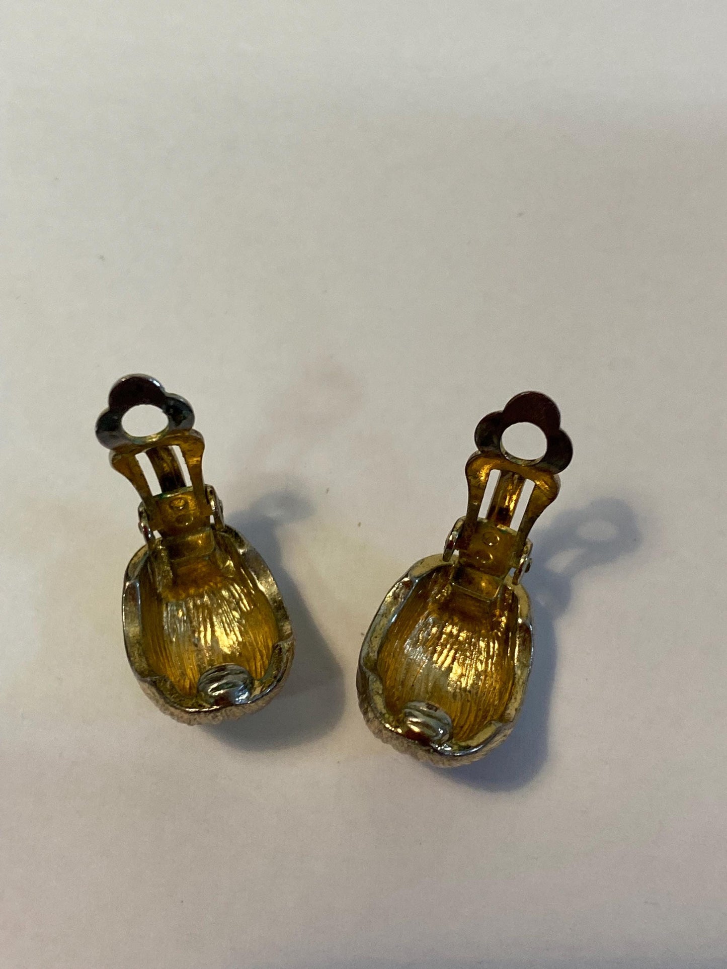 Orecchini vintage a clip dorati effetto inciso | Design classico anni '70 | Eleganti e comodi 2x1,5 cm