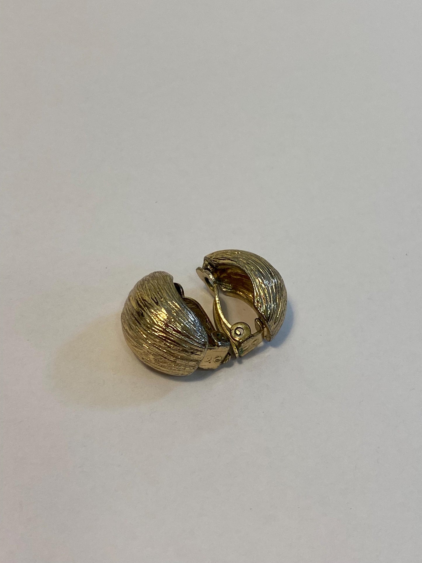 Orecchini vintage a clip dorati effetto inciso | Design classico anni '70 | Eleganti e comodi 2x1,5 cm