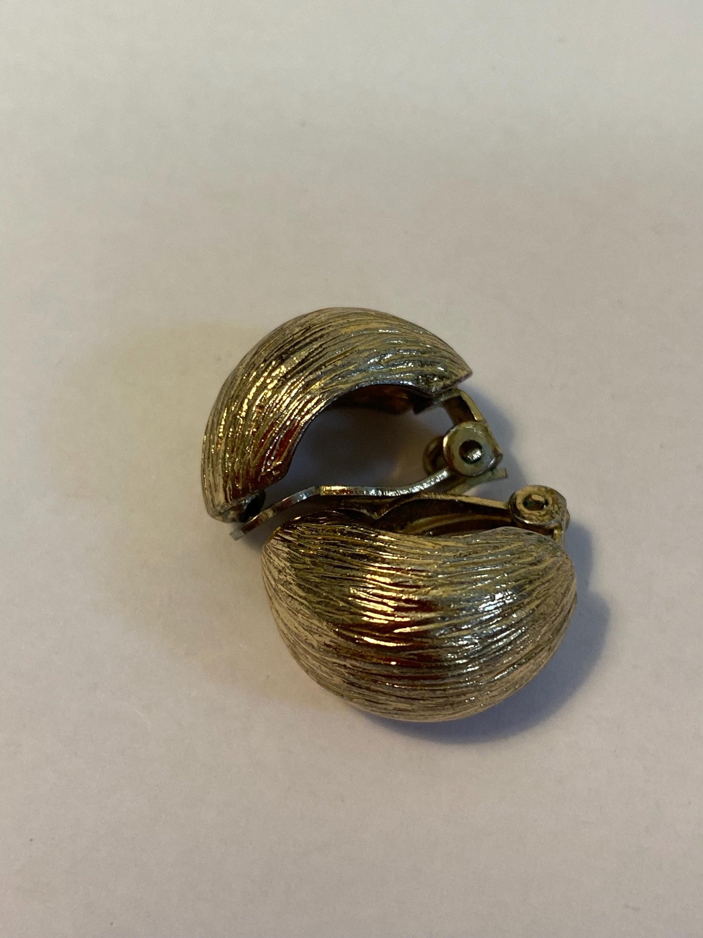 Orecchini vintage a clip dorati effetto inciso | Design classico anni '70 | Eleganti e comodi 2x1,5 cm