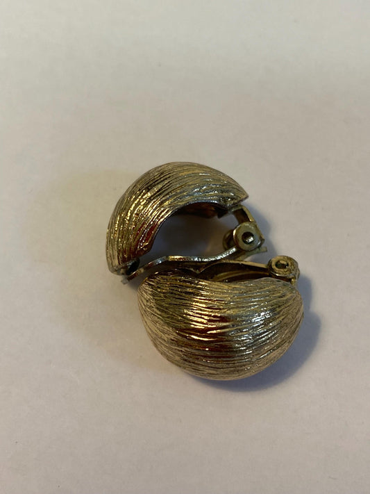 Orecchini vintage a clip dorati effetto inciso | Design classico anni '70 | Eleganti e comodi 2x1,5 cm
