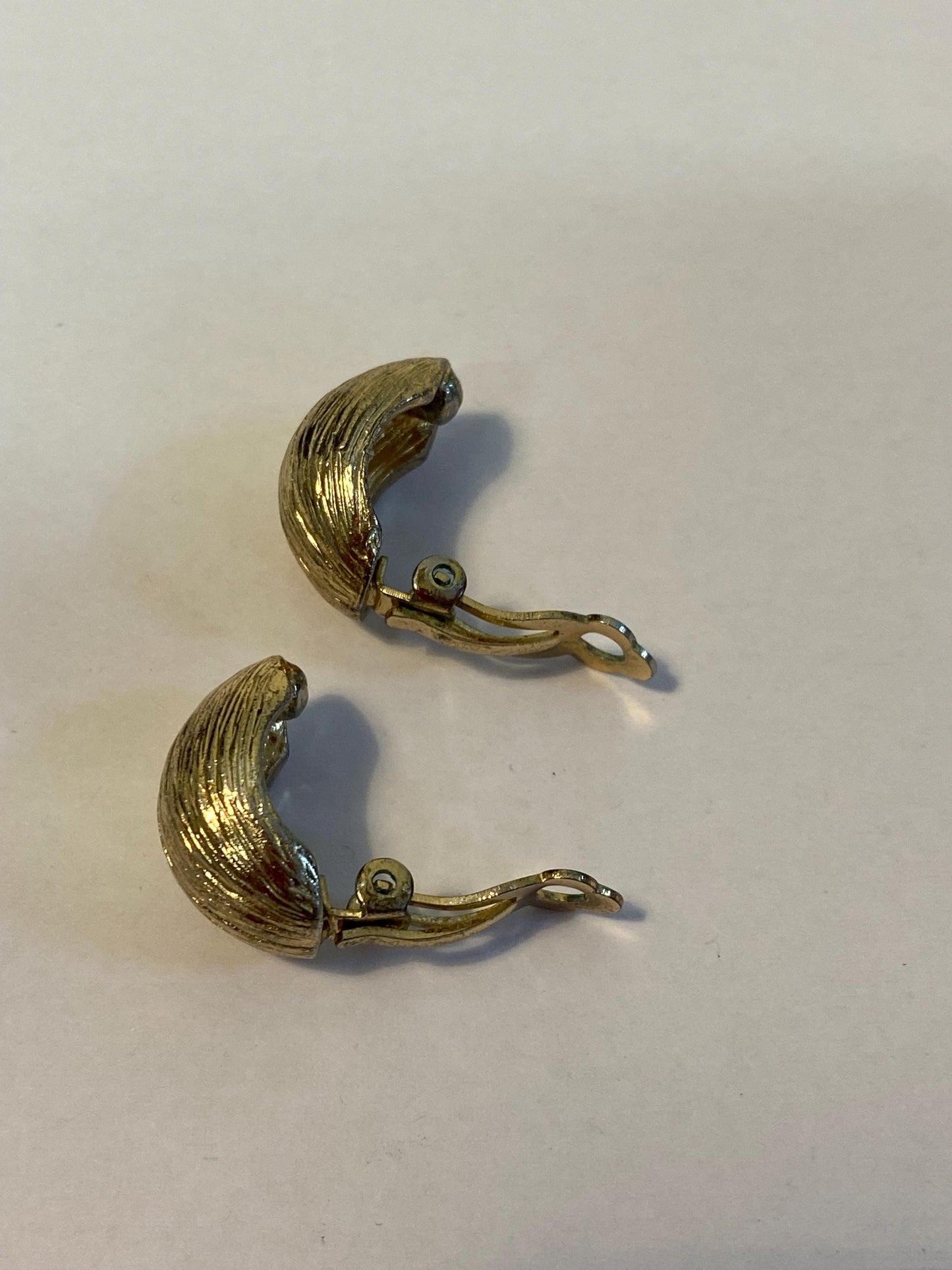Orecchini vintage a clip dorati effetto inciso | Design classico anni '70 | Eleganti e comodi 2x1,5 cm