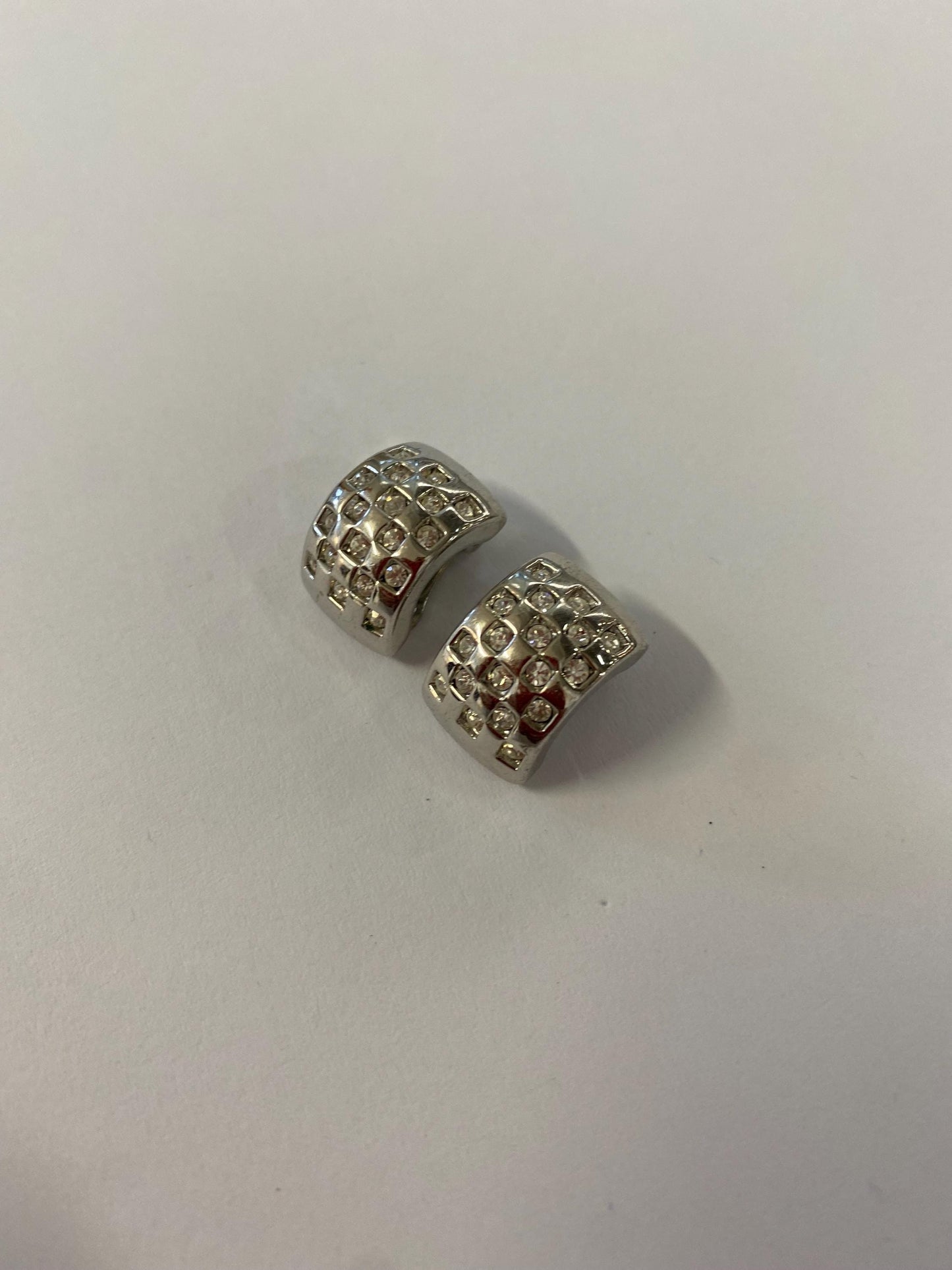 Orecchini a clip metallo argentato con strass pavé | Vintage eleganti anni '90 1,5x1 cm | Bijoux luminosi da sera