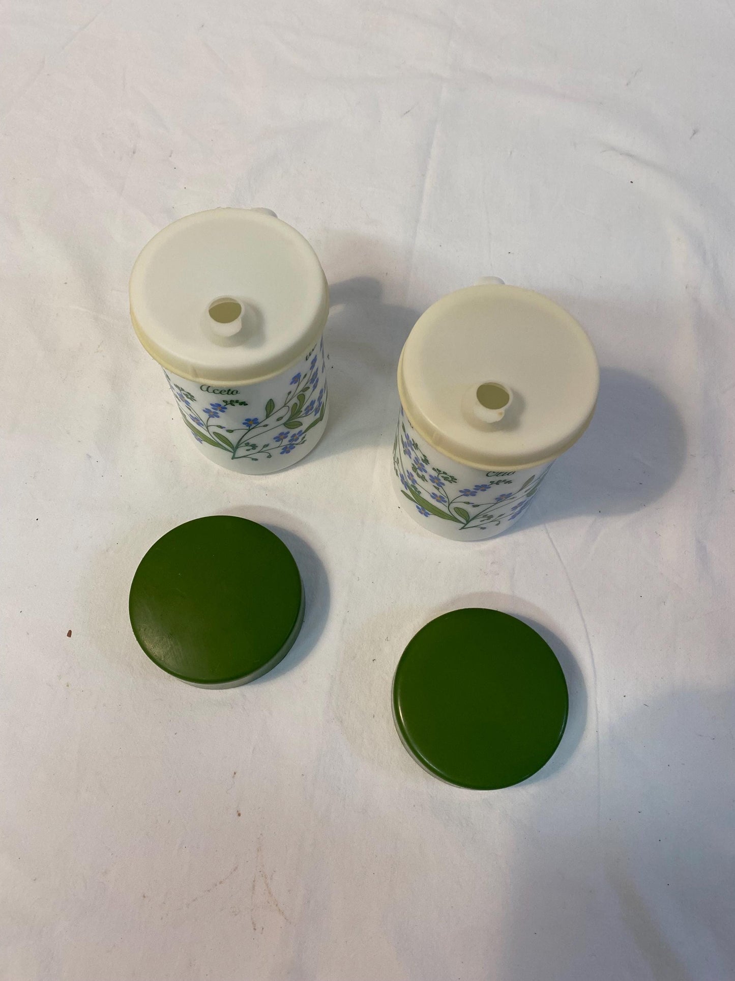 Set oliere vintage Arcopal "Olio Aceto" anni '70 in vetro opalino con fiori blu e tappi verdi  13x8x10 cm