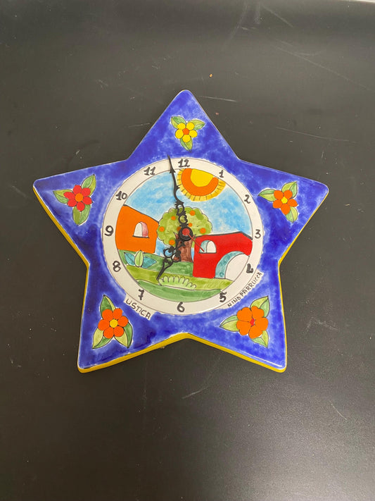 Orologio da parete a forma di stella di Nino Parrucca: un capolavoro di design italiano con colori vivaci e stile senza tempo