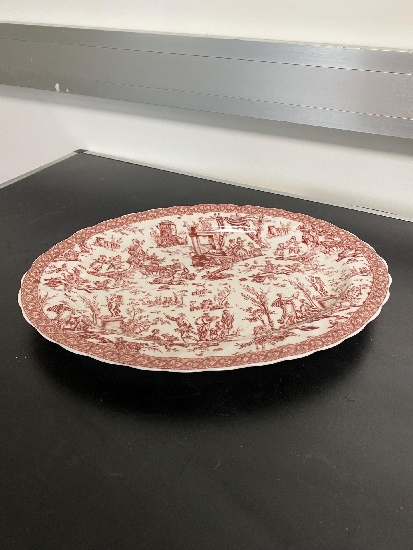 Piatto Ovale in Fine Porcellana Rosa - Eleganza e Stile per la Tua Tavola 26x35 cm