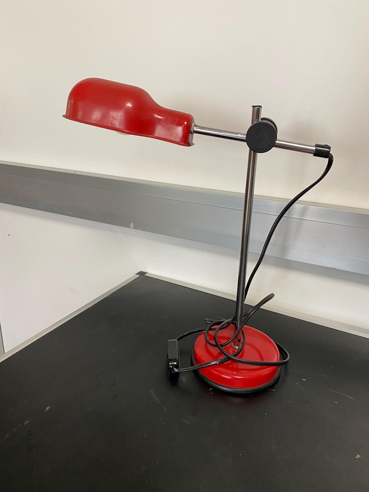 Lampada da scrivania design Veneta Lumi rossa anni '70: un tocco di stile vintage a casa tua