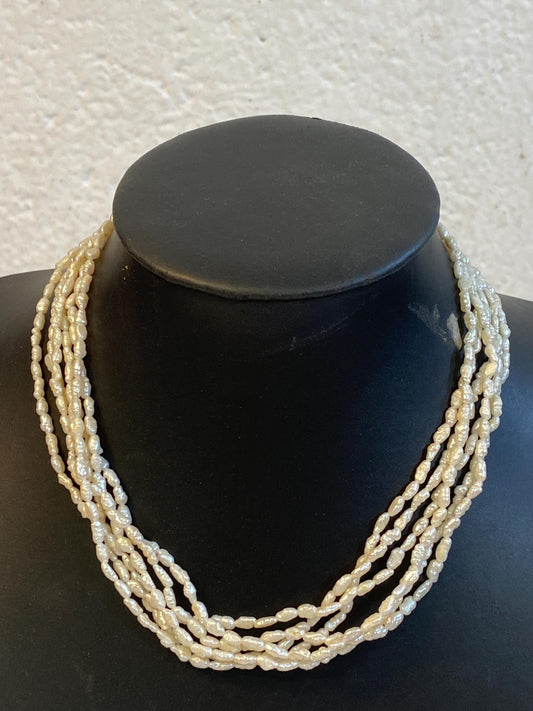 Collana vintage 6 fili con perle di fiume e chiusura dorata con perla centrale, elegante gioiello rétro da cerimonia