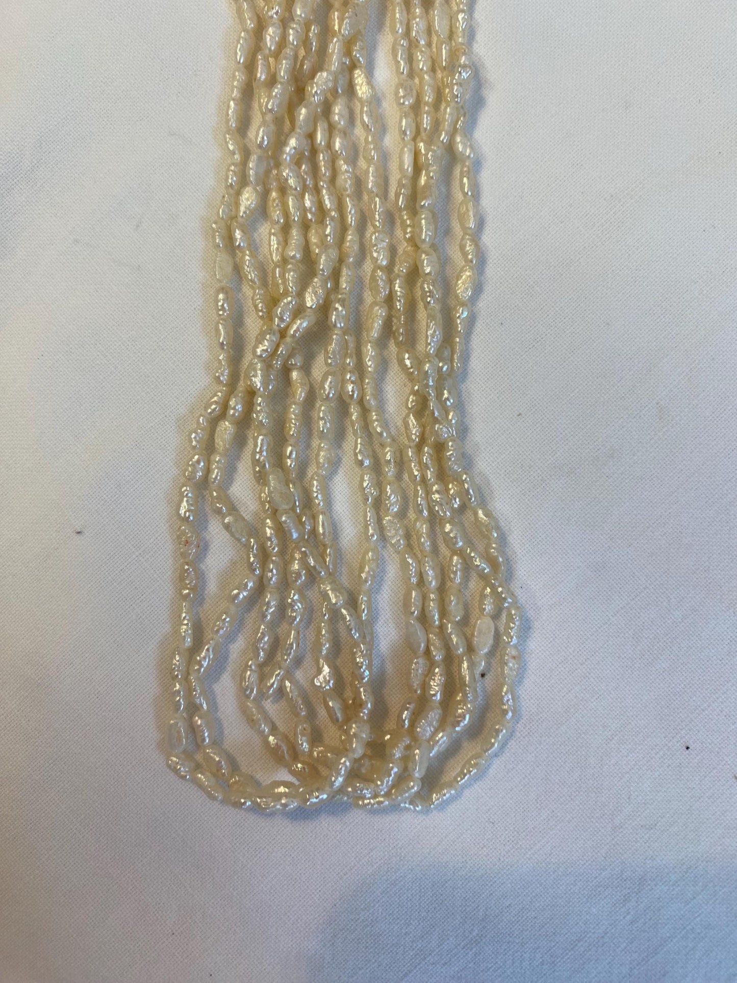 Collana vintage 6 fili con perle di fiume e chiusura dorata con perla centrale, elegante gioiello rétro da cerimonia