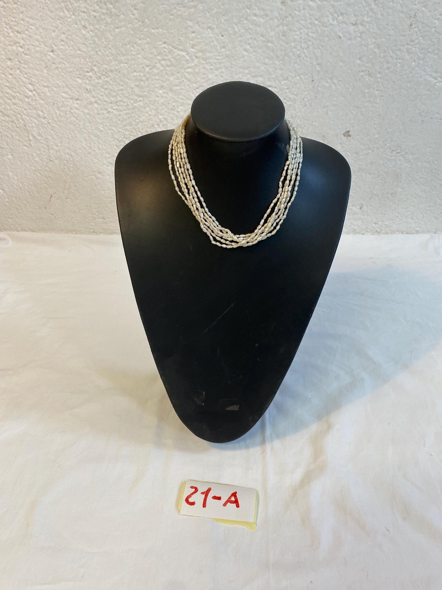 Collana vintage 6 fili con perle di fiume e chiusura dorata con perla centrale, elegante gioiello rétro da cerimonia