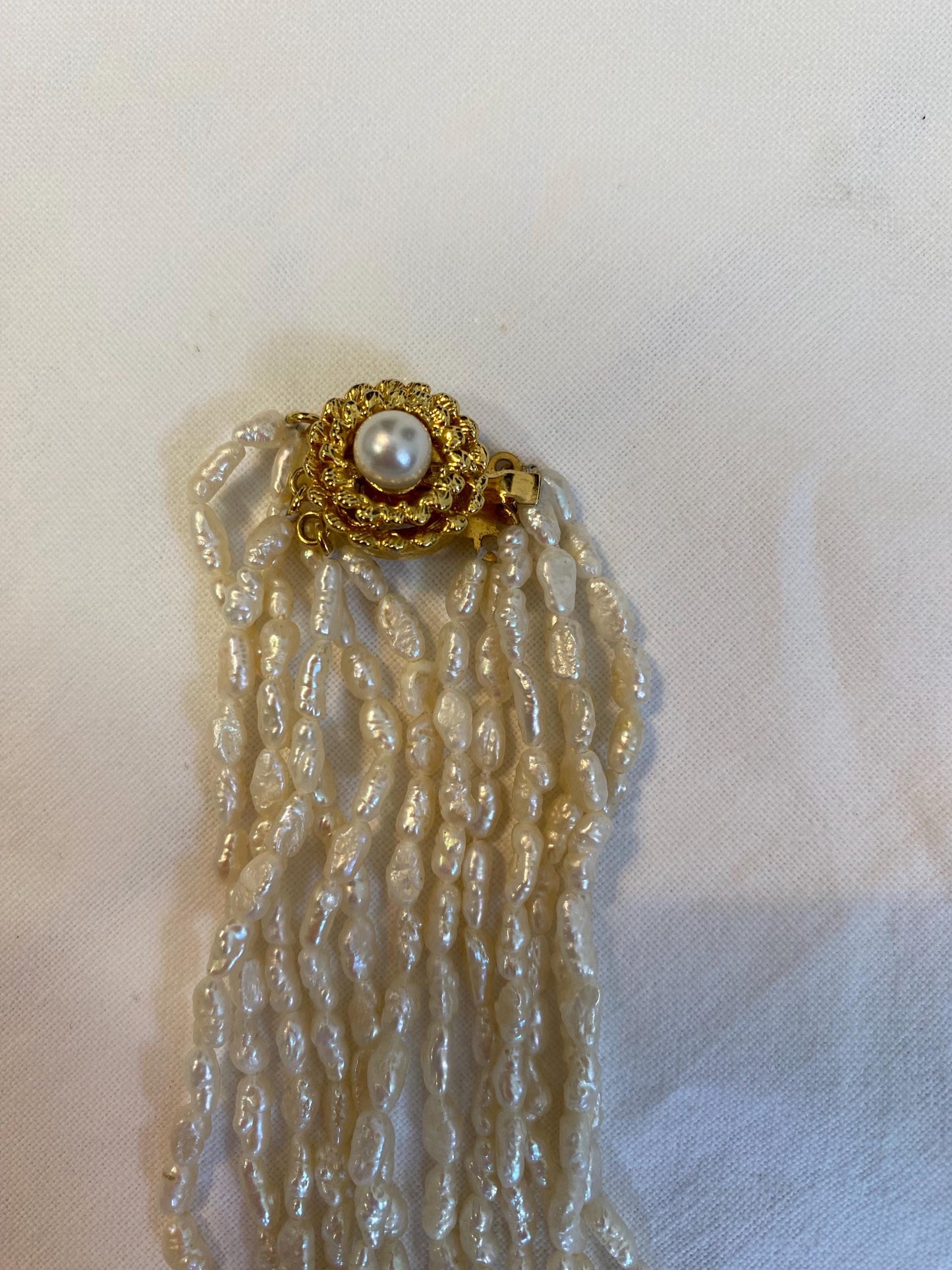 Collana vintage 6 fili con perle di fiume e chiusura dorata con perla centrale, elegante gioiello rétro da cerimonia