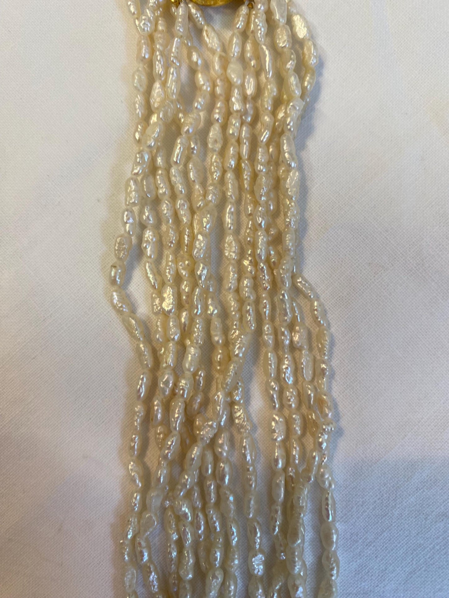 Collana vintage 6 fili con perle di fiume e chiusura dorata con perla centrale, elegante gioiello rétro da cerimonia