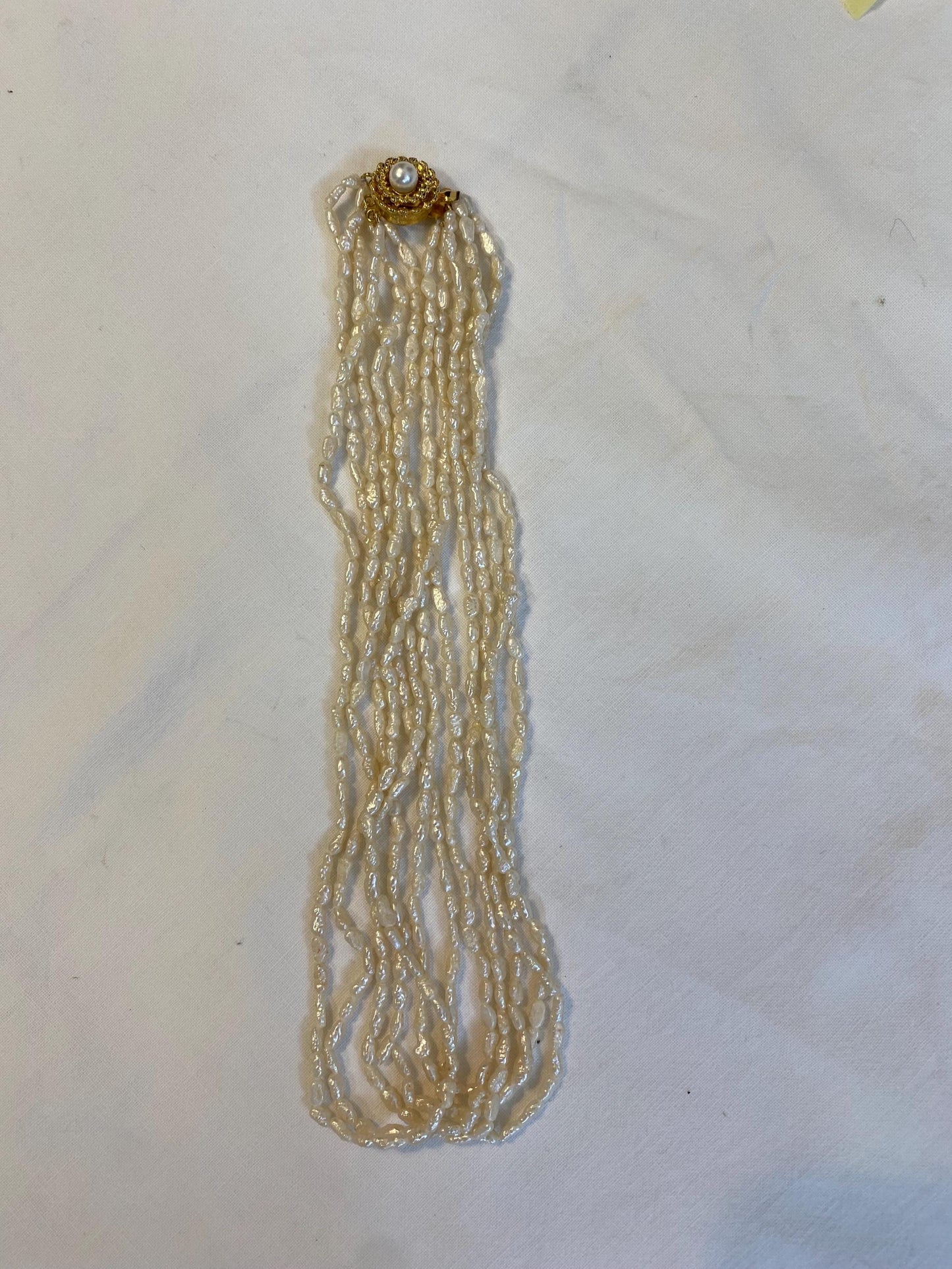 Collana vintage 6 fili con perle di fiume e chiusura dorata con perla centrale, elegante gioiello rétro da cerimonia