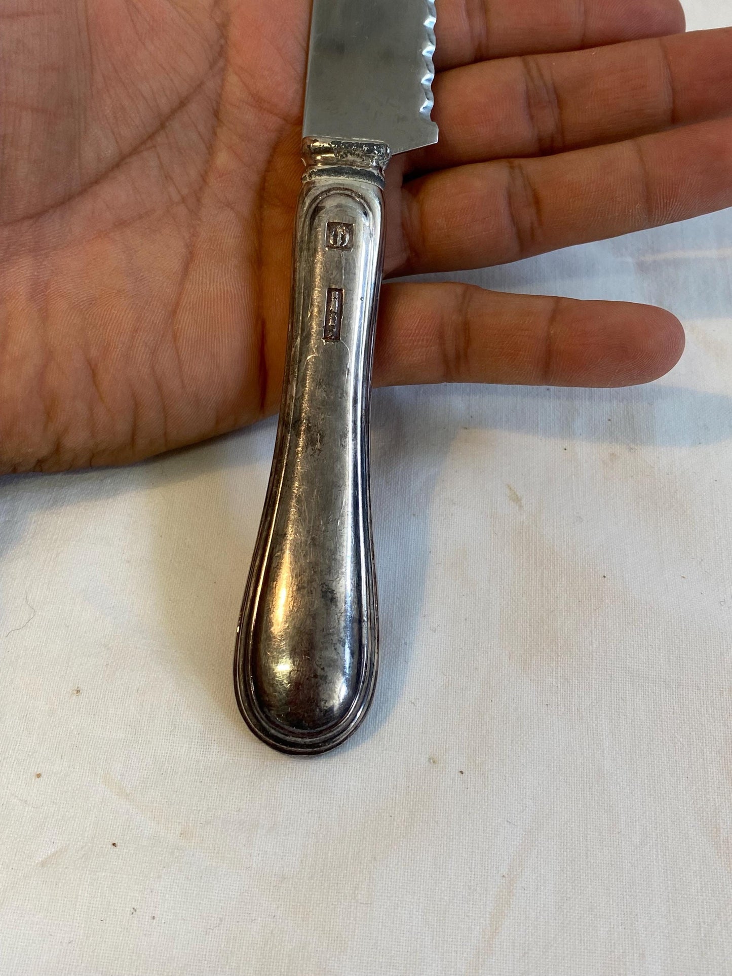 Coltello vintage seghettato placcato argento 29 cm con manico punzonato  posata da pane retrò per tavola elegante