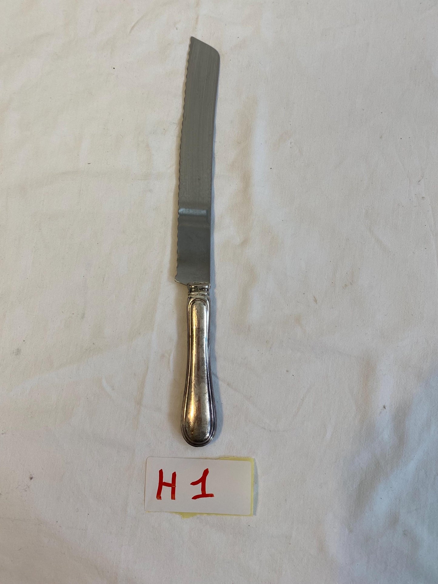 Coltello vintage seghettato placcato argento 29 cm con manico punzonato  posata da pane retrò per tavola elegante