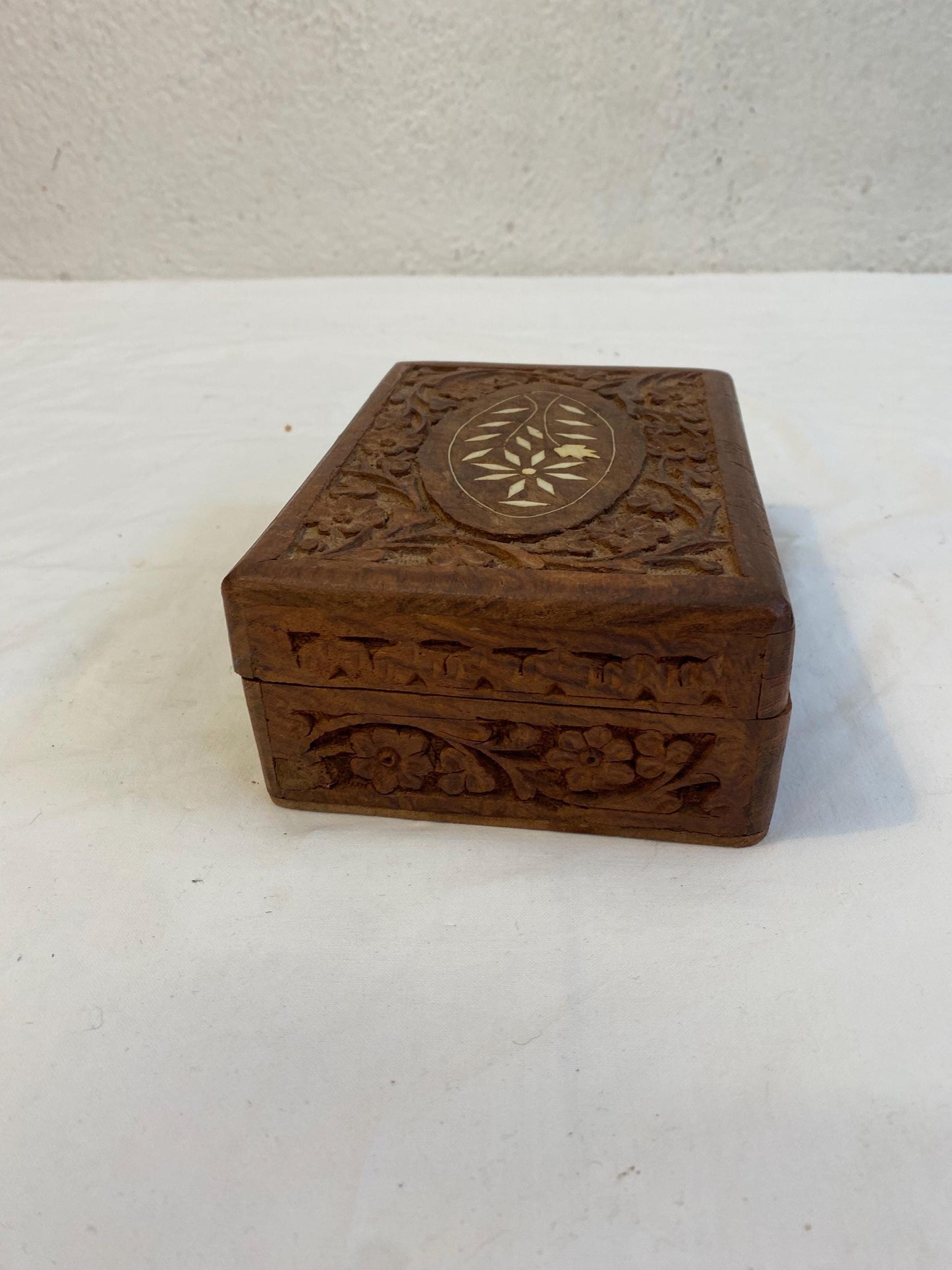 Scatola portagioie vintage in legno intagliato con intarsio in osso  India  18x13x7 cm  Fodera interna blu velluto