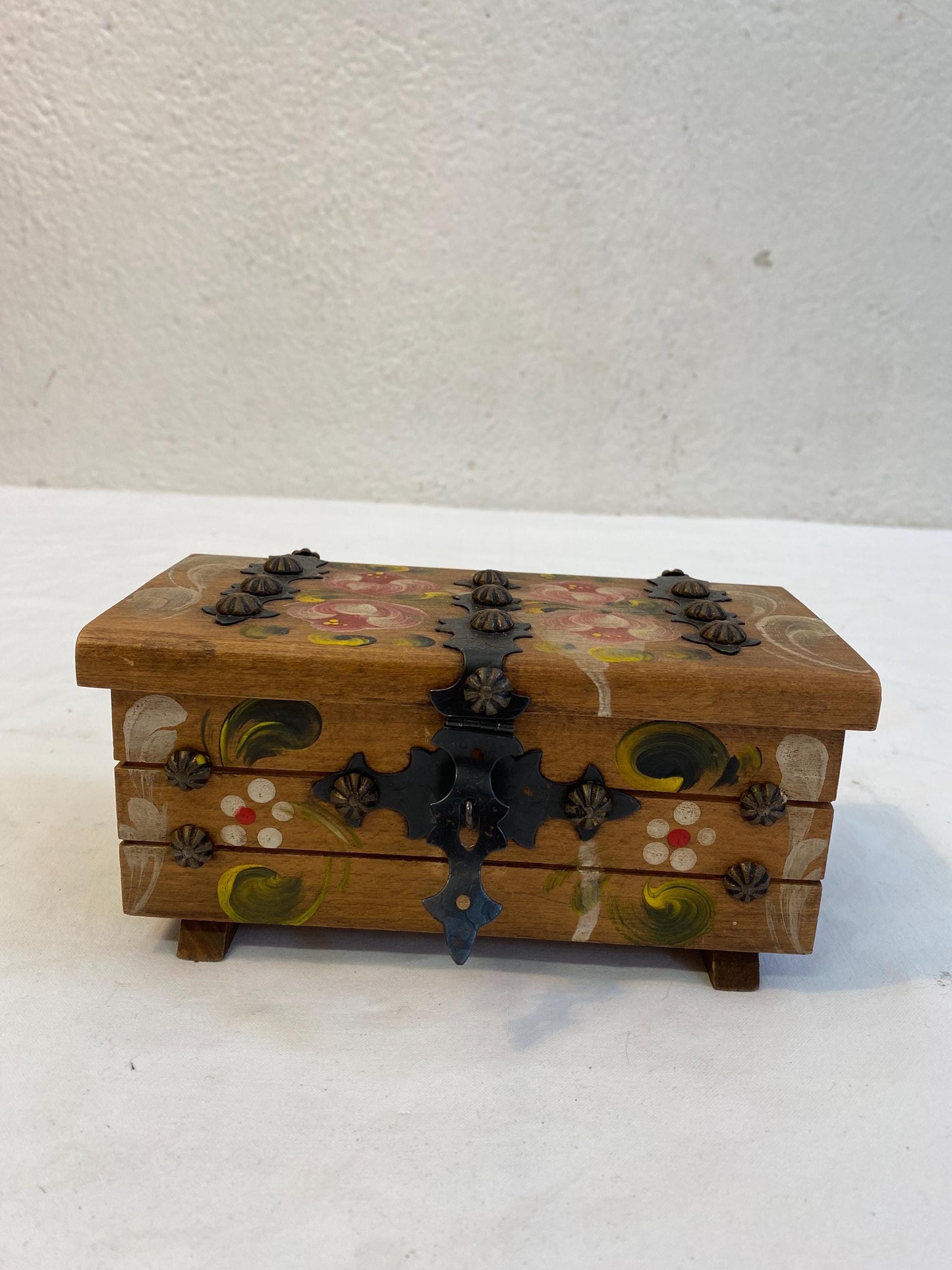 Scatola portagioie vintage dipinta a mano con chiusura in ferro  18x9x8 cm  stile rustico folklorico