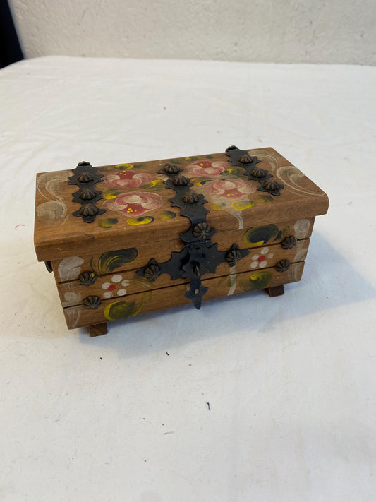 Scatola portagioie vintage dipinta a mano con chiusura in ferro  18x9x8 cm  stile rustico folklorico