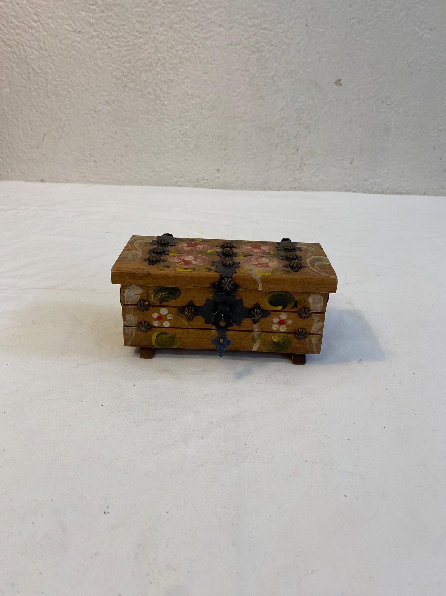Scatola portagioie vintage dipinta a mano con chiusura in ferro  18x9x8 cm  stile rustico folklorico