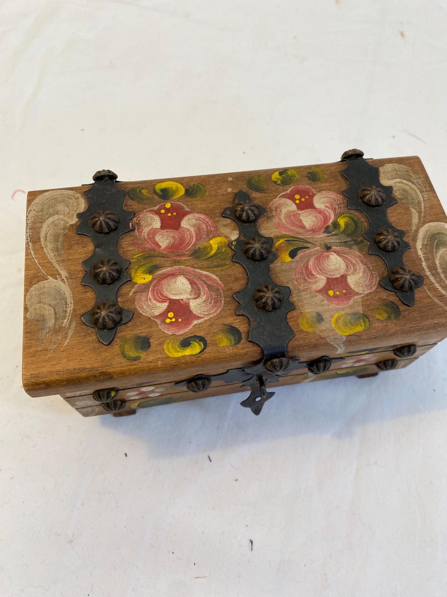 Scatola portagioie vintage dipinta a mano con chiusura in ferro  18x9x8 cm  stile rustico folklorico
