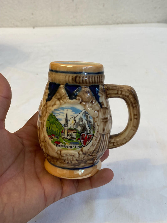 Boccale souvenir vintage Kirchberg Tirol in ceramica smaltata 11x10x7 cm, stile rustico alpino tirolese