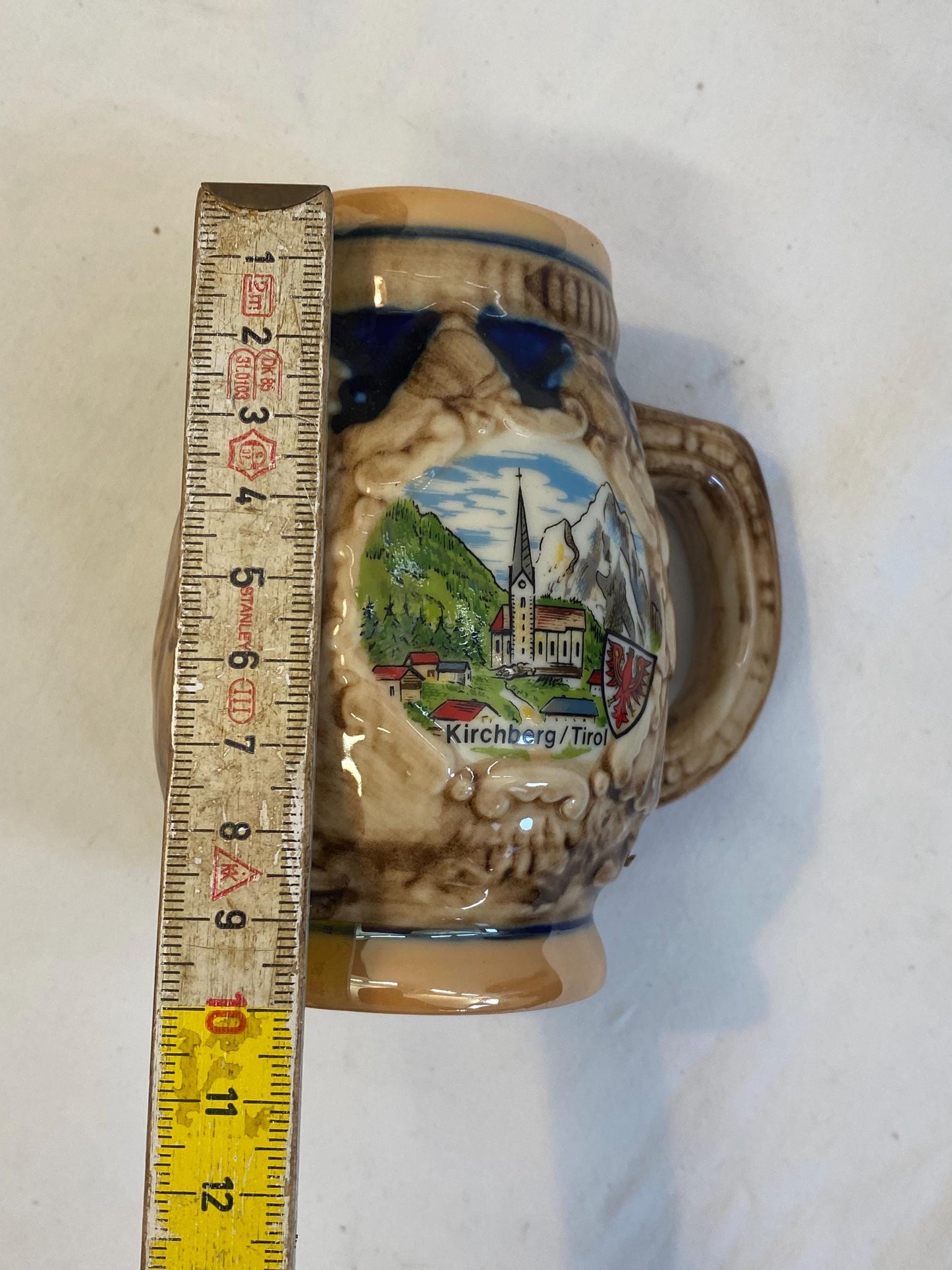 Boccale souvenir vintage Kirchberg Tirol in ceramica smaltata 11x10x7 cm, stile rustico alpino tirolese