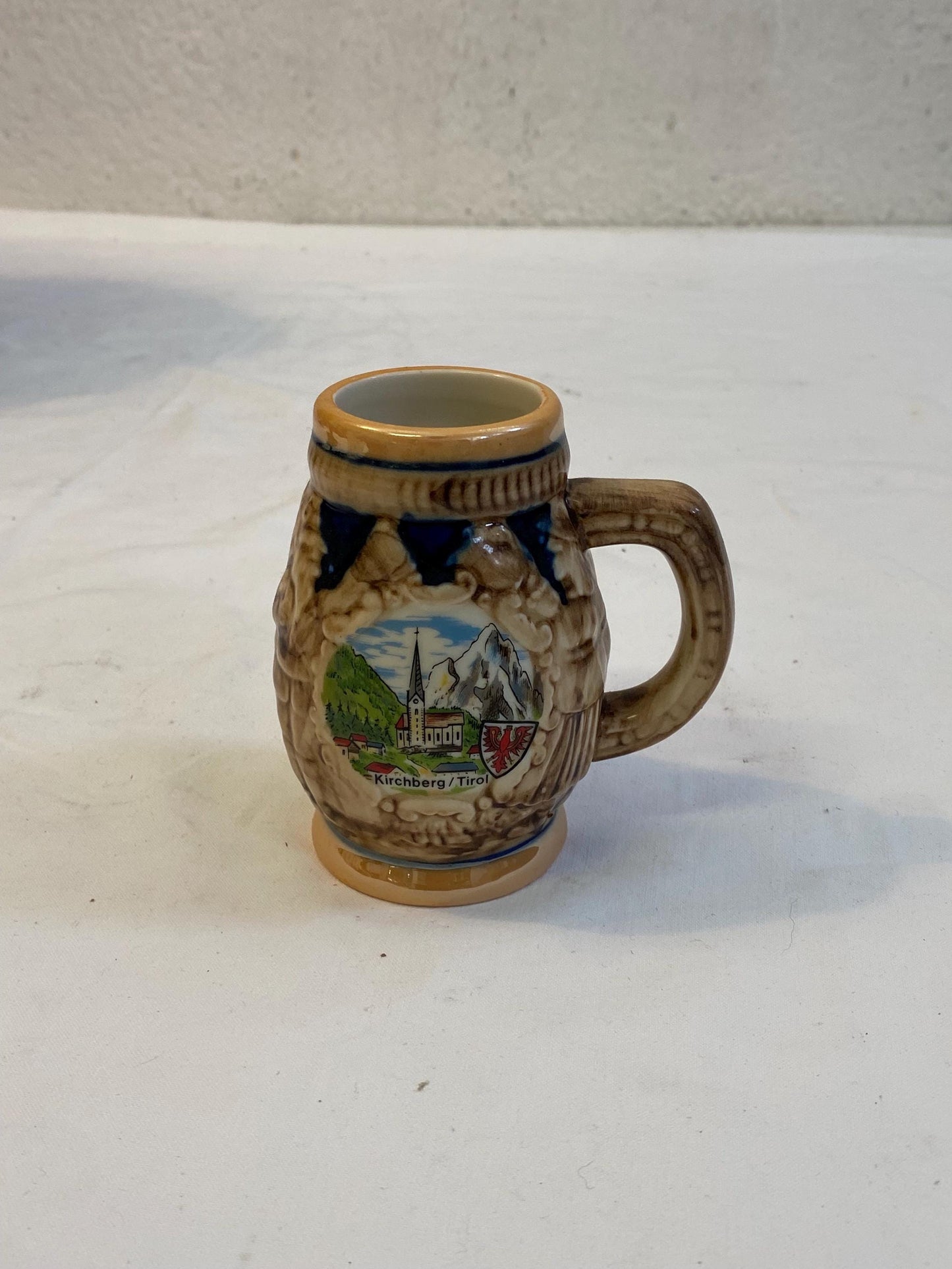 Boccale souvenir vintage Kirchberg Tirol in ceramica smaltata 11x10x7 cm, stile rustico alpino tirolese
