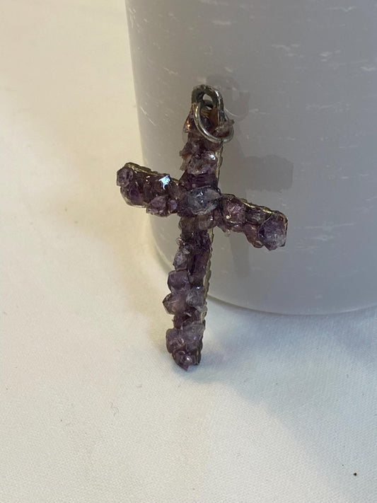 Ciondolo Croce Vintage con Ametista Grezza e Retro Decorato  5x3 cm  Gioiello Spirituale Raro da Collezione o Regalo