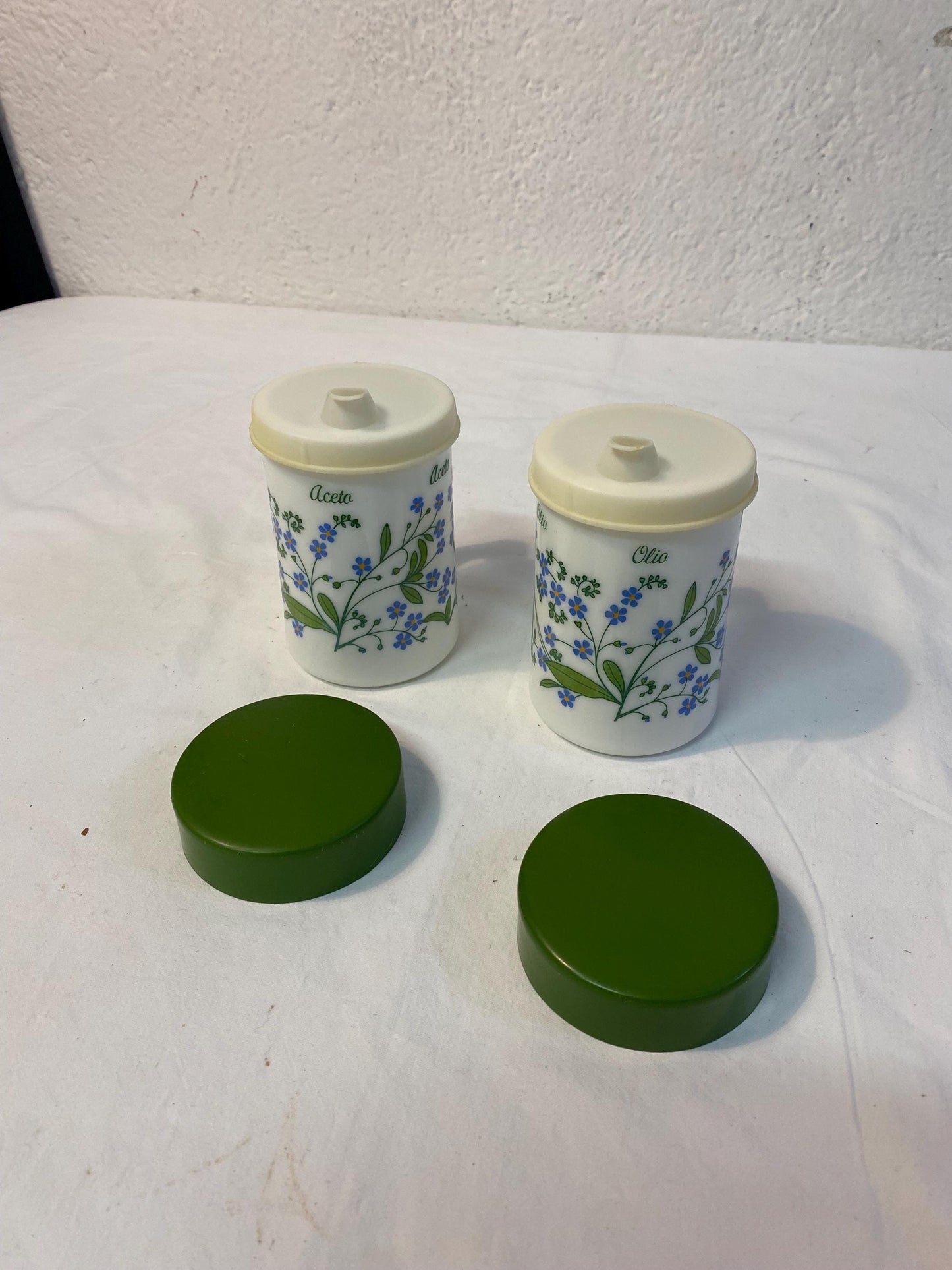 Set oliere vintage Arcopal "Olio Aceto" anni '70 in vetro opalino con fiori blu e tappi verdi  13x8x10 cm