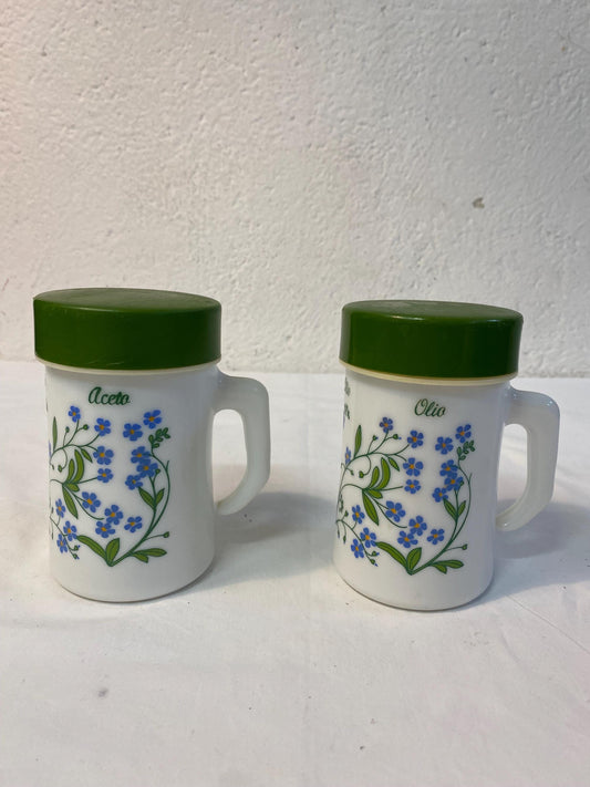 Set oliere vintage Arcopal "Olio Aceto" anni '70 in vetro opalino con fiori blu e tappi verdi  13x8x10 cm