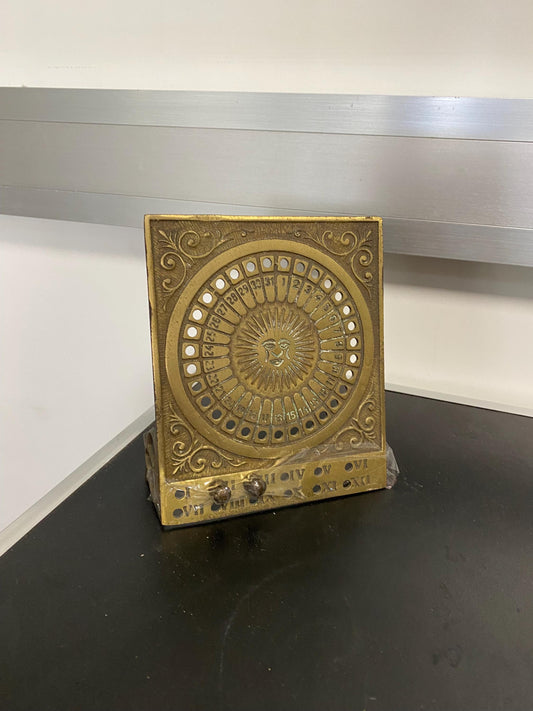 Calendario perpetuo in ottone inciso