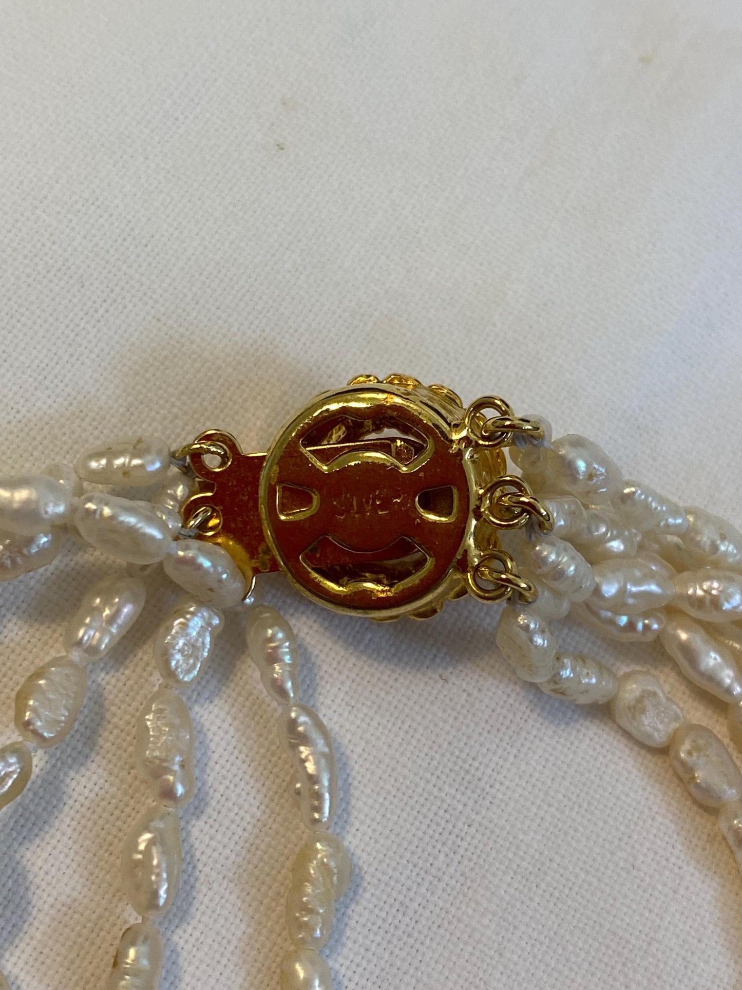 Collana vintage 6 fili con perle di fiume e chiusura dorata con perla centrale, elegante gioiello rétro da cerimonia