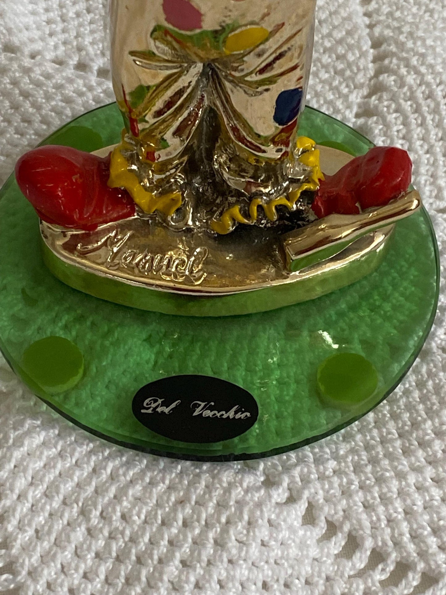 Clown giocoliere in ceramica smaltata argento Del Vecchio, firmato a mano, base in vetro verde, vintage 15 cm da collezione rara circo