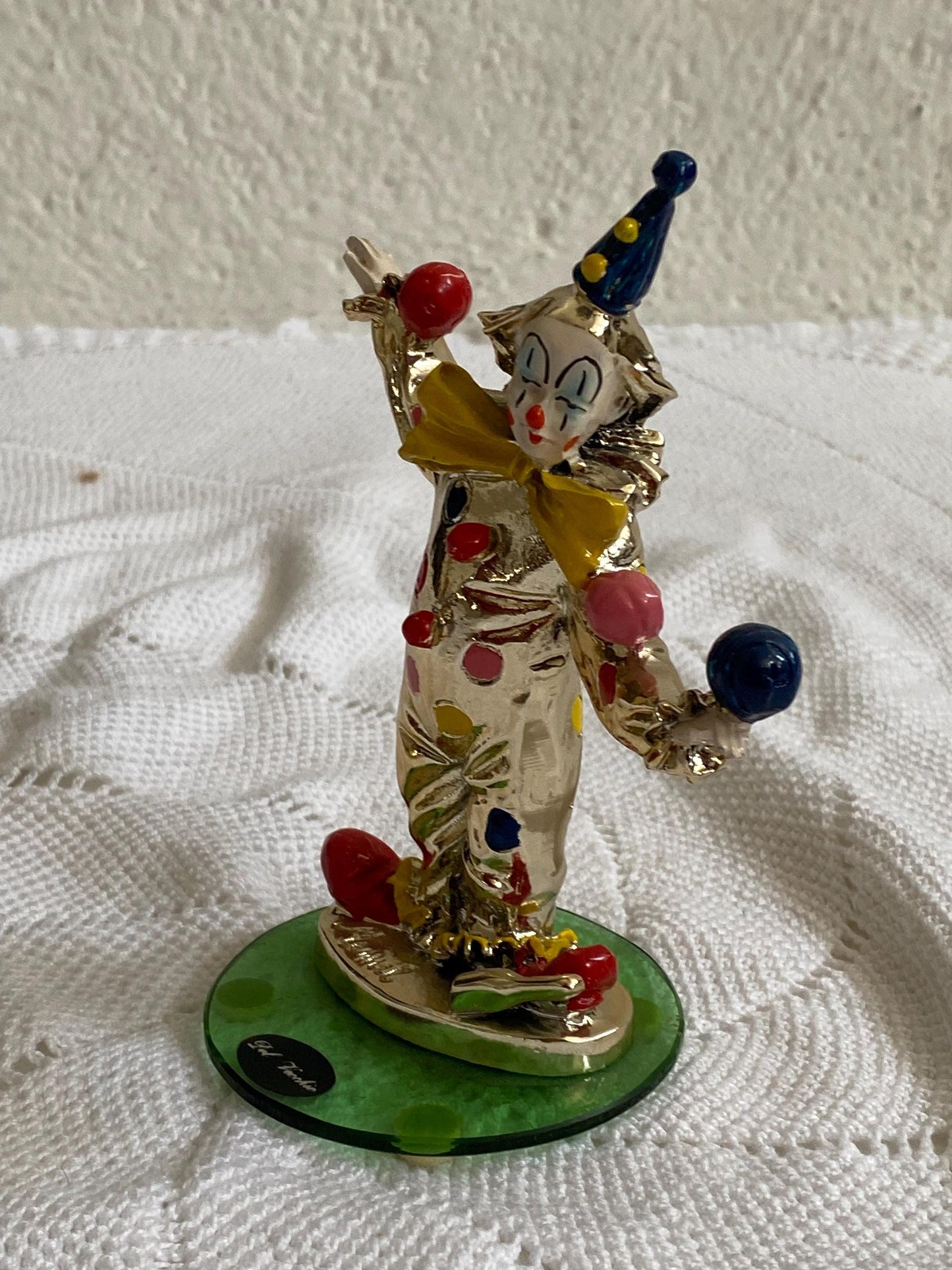 Clown giocoliere in ceramica smaltata argento Del Vecchio, firmato a mano, base in vetro verde, vintage 15 cm da collezione rara circo