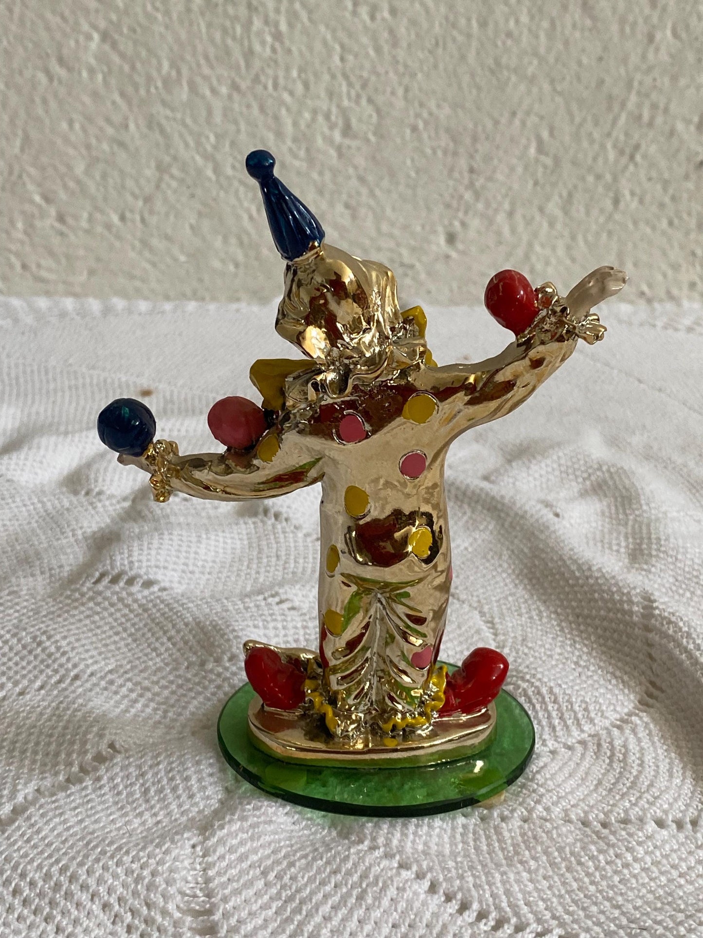 Clown giocoliere in ceramica smaltata argento Del Vecchio, firmato a mano, base in vetro verde, vintage 15 cm da collezione rara circo