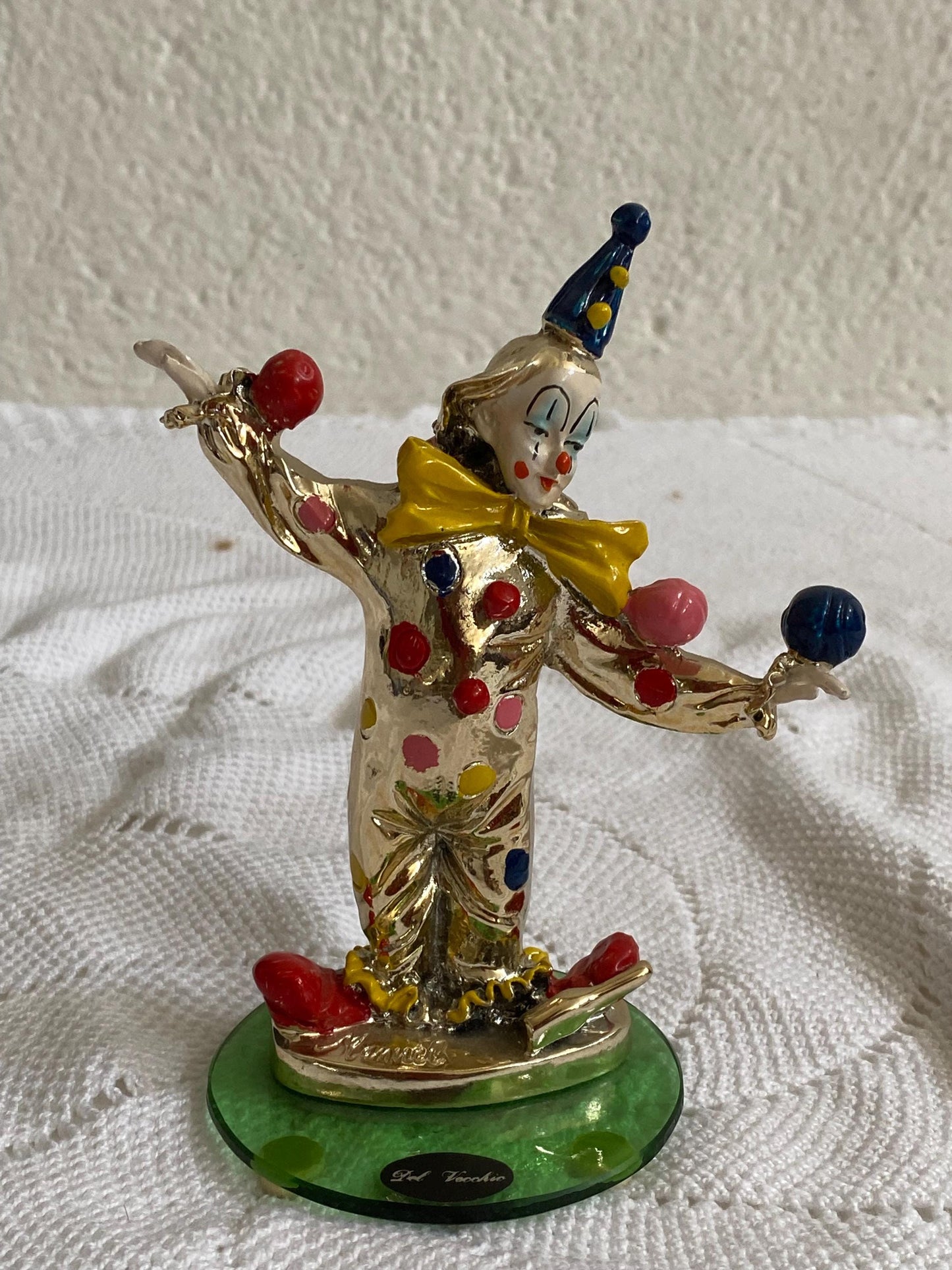 Clown giocoliere in ceramica smaltata argento Del Vecchio, firmato a mano, base in vetro verde, vintage 15 cm da collezione rara circo