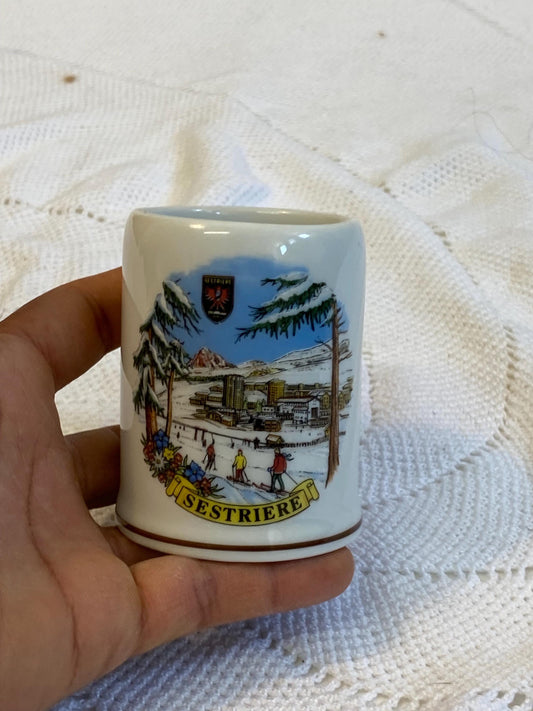 Tazza vintage Sestriere Theo Kühn fatta a mano  Souvenir della stazione sciistica in ceramica tedesca regalo da collezione, scena alpina