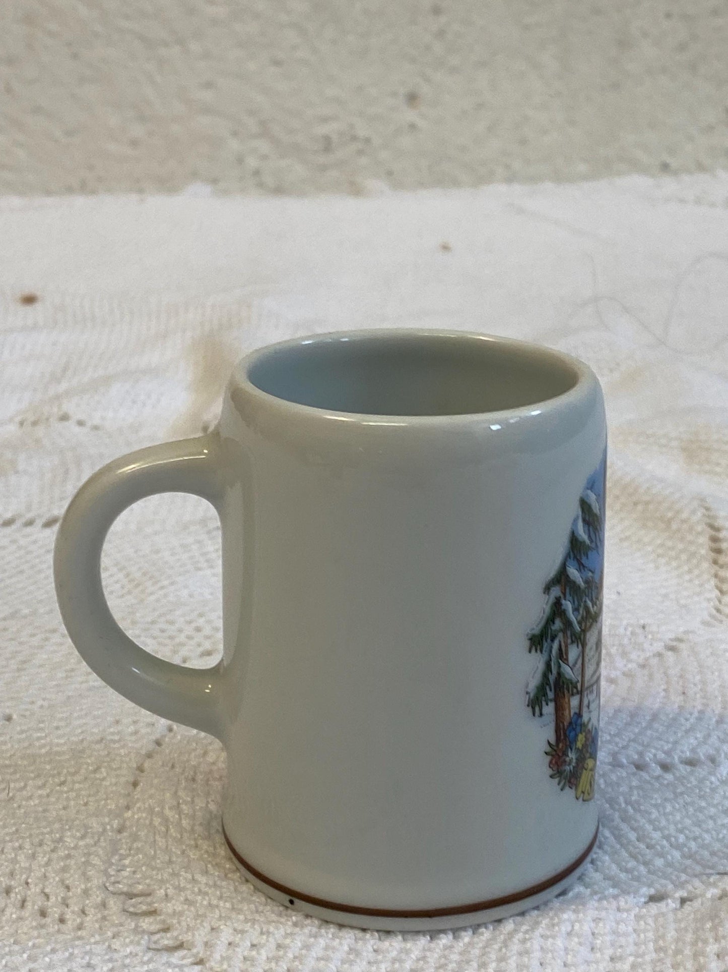 Tazza vintage Sestriere Theo Kühn fatta a mano  Souvenir della stazione sciistica in ceramica tedesca regalo da collezione, scena alpina