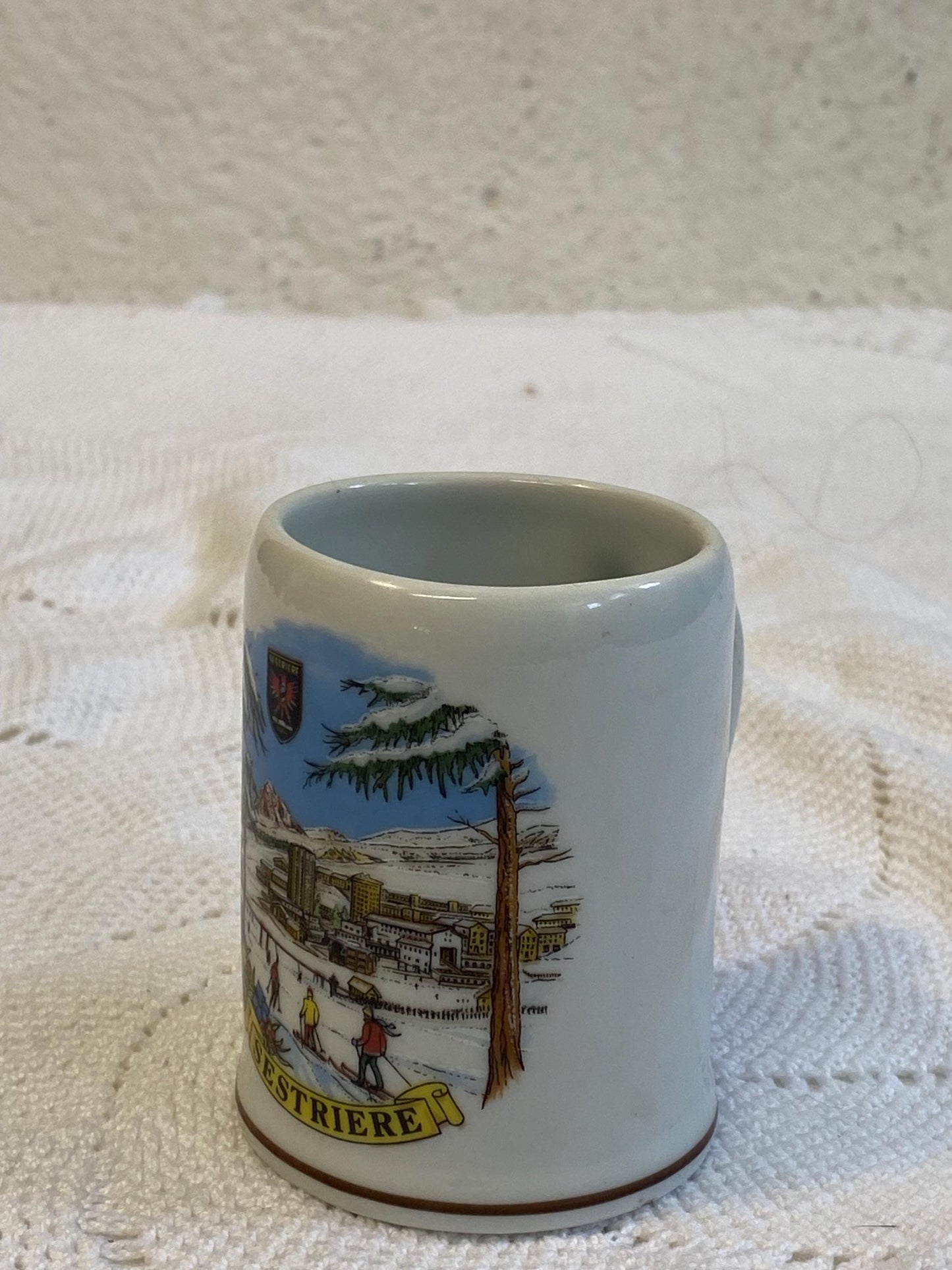 Tazza vintage Sestriere Theo Kühn fatta a mano  Souvenir della stazione sciistica in ceramica tedesca regalo da collezione, scena alpina