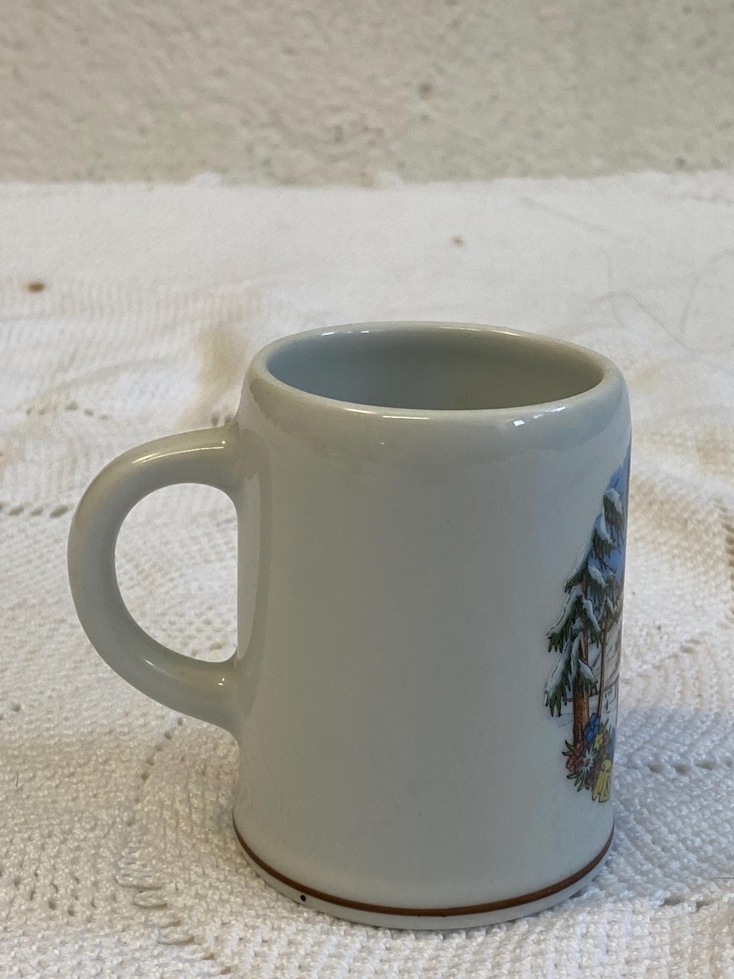 Tazza vintage Sestriere Theo Kühn fatta a mano  Souvenir della stazione sciistica in ceramica tedesca regalo da collezione, scena alpina
