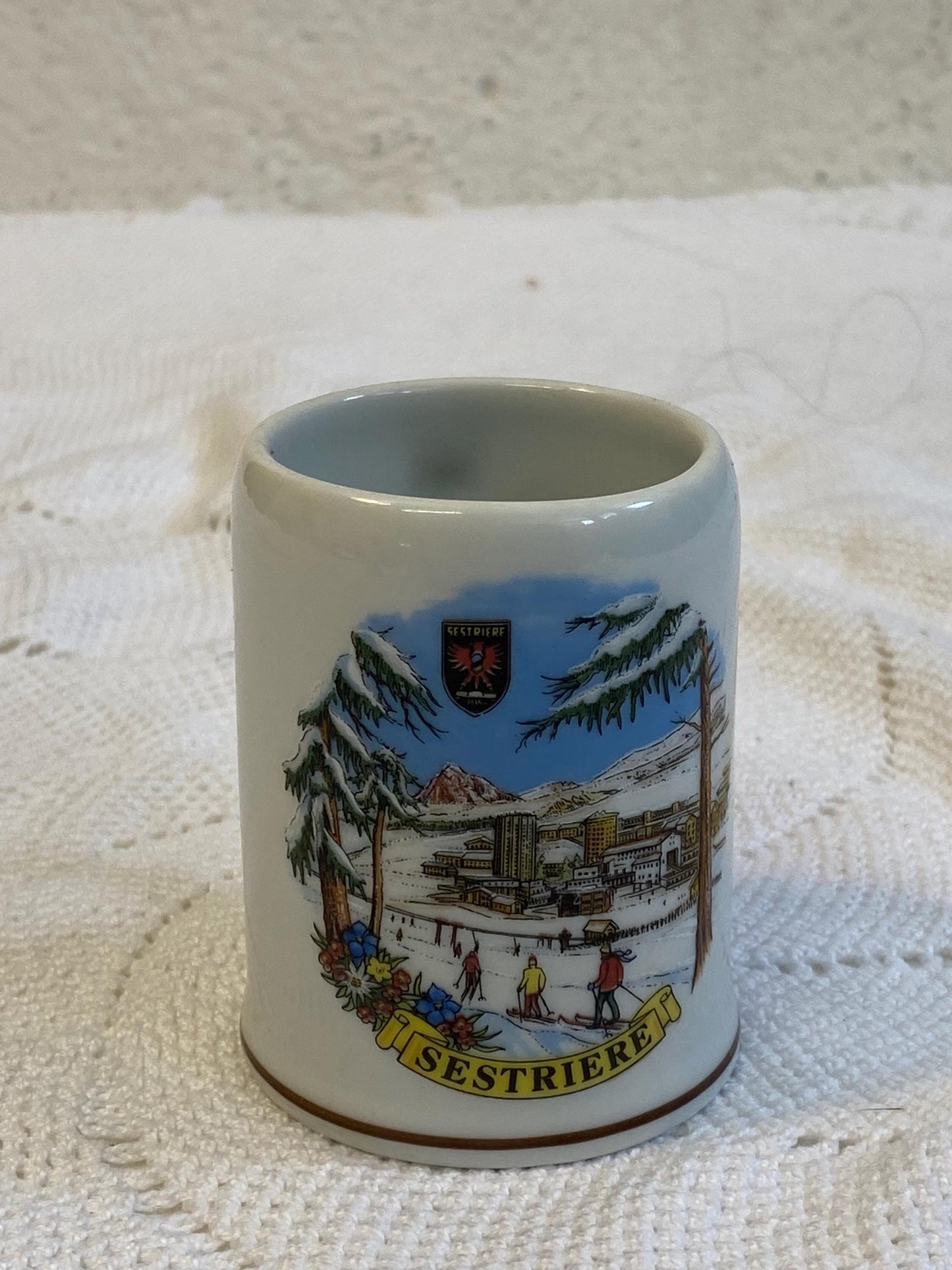 Tazza vintage Sestriere Theo Kühn fatta a mano  Souvenir della stazione sciistica in ceramica tedesca regalo da collezione, scena alpina