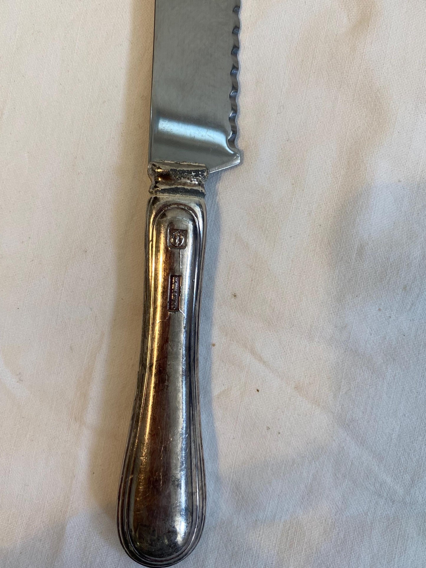 Coltello vintage seghettato placcato argento 29 cm con manico punzonato  posata da pane retrò per tavola elegante