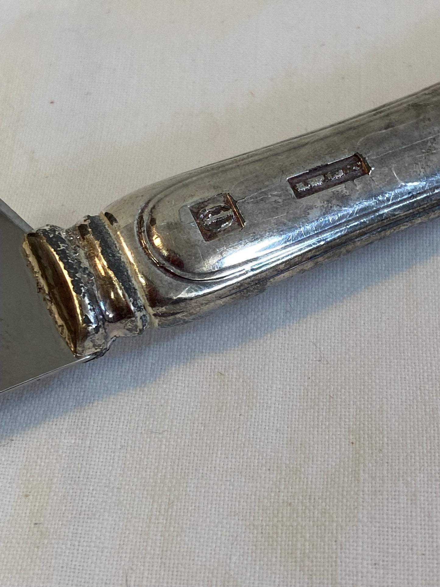 Coltello vintage seghettato placcato argento 29 cm con manico punzonato  posata da pane retrò per tavola elegante
