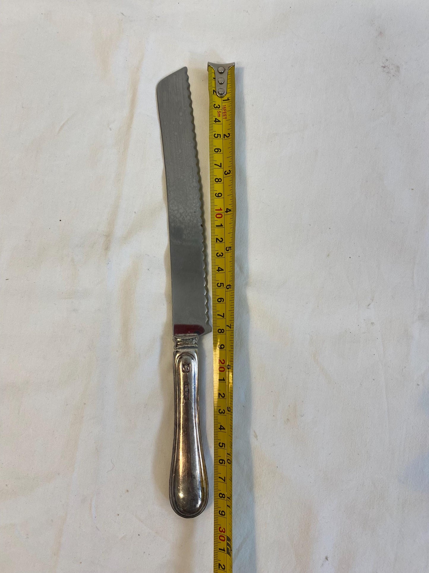 Coltello vintage seghettato placcato argento 29 cm con manico punzonato  posata da pane retrò per tavola elegante